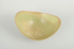 Gunnar Nylund for Rörstrand. Stoneware bowl with eggshell glaze. Mid-20th C.
