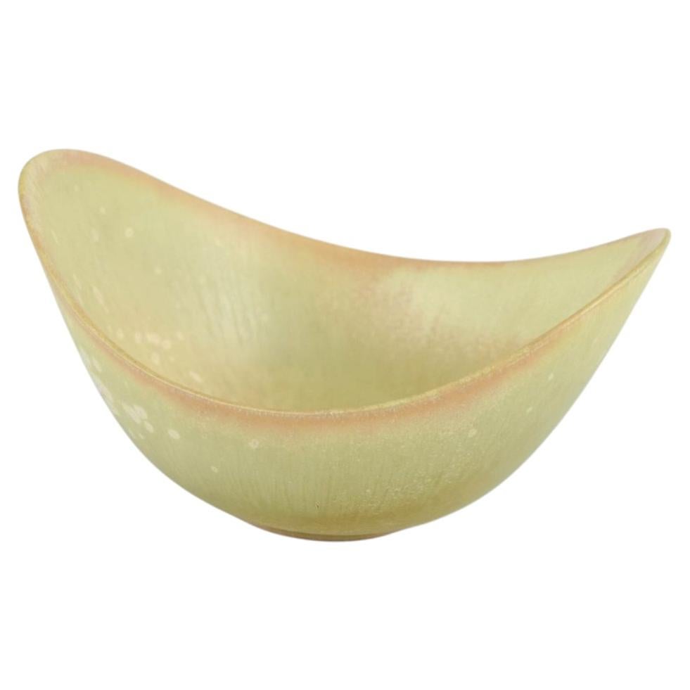 Gunnar Nylund per Rörstrand. Ciotola in gres con smalto color guscio d'uovo. Metà del XX secolo.