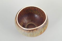 Gunnar Nylund per Rörstrand. Ciotola in gres con smalto multicolore. Metà del XX secolo.