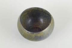 Gunnar Nylund für Rörstrand. Steingutschüssel mit abgerundeter, asymmetrischer Form.