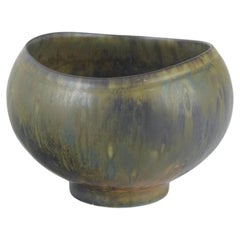 Gunnar Nylund für Rörstrand. Steingutschüssel mit abgerundeter, asymmetrischer Form.