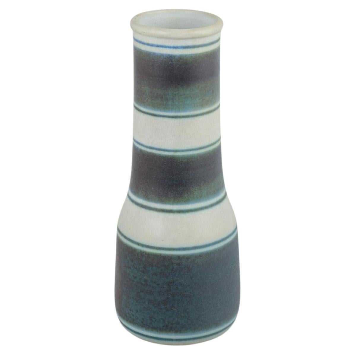Gunnar Nylund pour Rörstrand. Vase en grès de la série « Banderillo », années 1960.