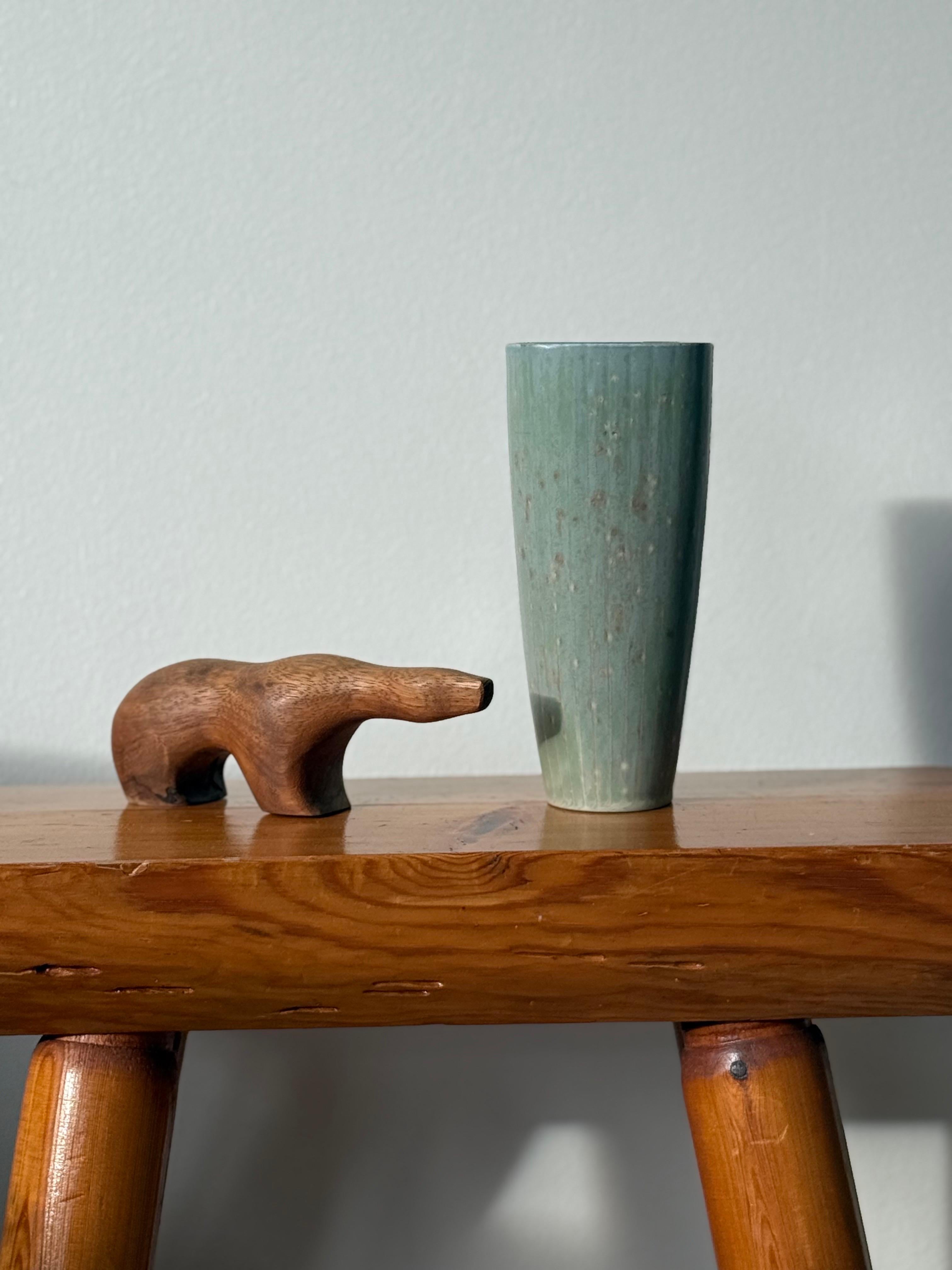 Gunnar Nylund pour Rörstrand - Vase en grès, Suède, années 1950

Magnifique vase en grès du milieu du siècle, conçu par Gunnar Nylund pour Rörstrand, Suède. La pièce présente la glaçure mate caractéristique d'Eleg dans des tons verts et bleus doux,