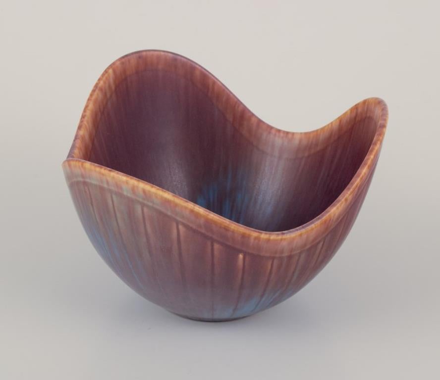 Gunnar Nylund (1904-1997) pour Rörstrand, Suède.
Bol en céramique, émaillé dans des tons bleu-brun.
Milieu du 20e siècle.
Marqué.
Parfait état.
Première qualité d'usine.
Dimensions : D 13,5 cm x H 9,0 cm.

Gunnar Nylund est largement reconnu comme