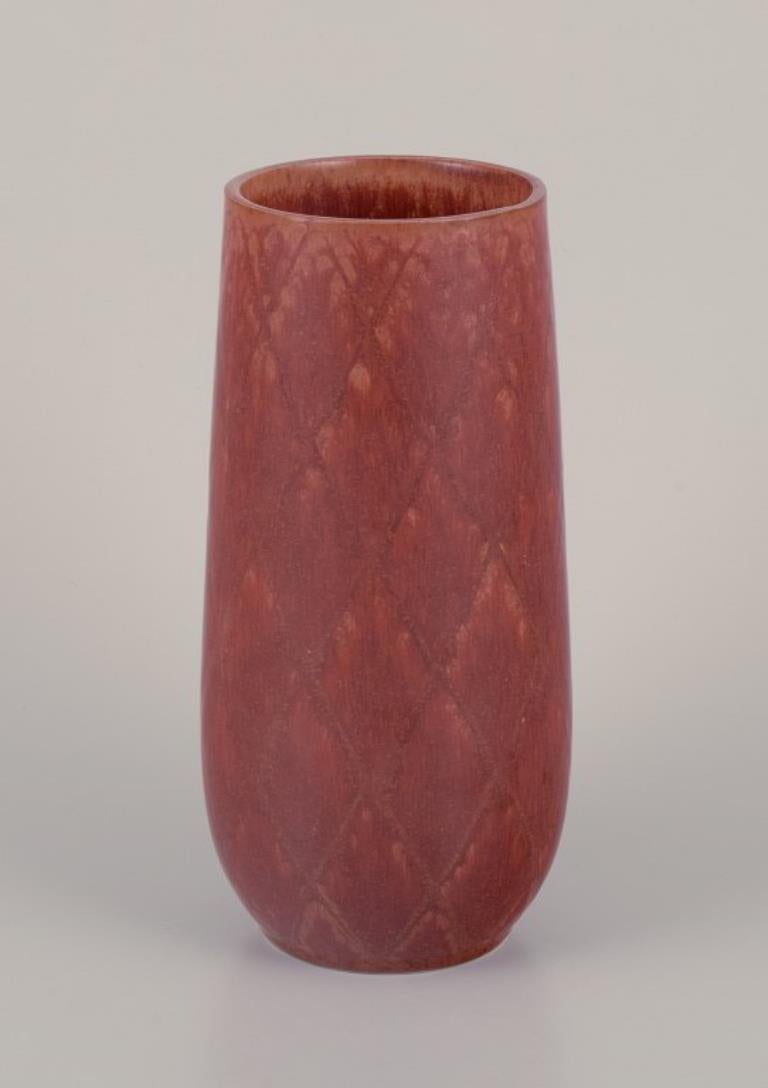 Gunnar Nylund (1904-1997) pour Rörstrand, Suède.
Vase en céramique avec motif géométrique. Glaçure dans les tons bruns.
Milieu du 20e siècle.
Signé.
Parfait état.
Première qualité d'usine.
Dimensions : H 18,0 cm. x P 8,0 cm : H 18.0 cm. x D 8.0