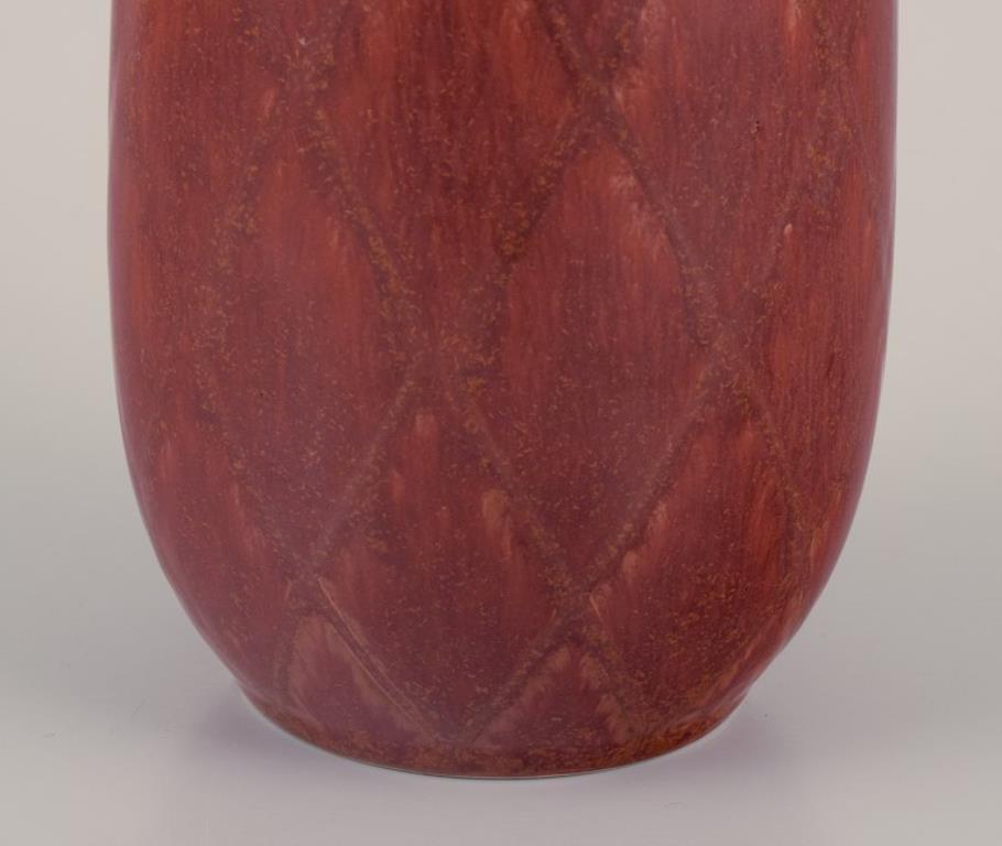 Vernissé Gunnar Nylund pour Rörstrand, Suède. Vase en céramique à motif géométrique en vente