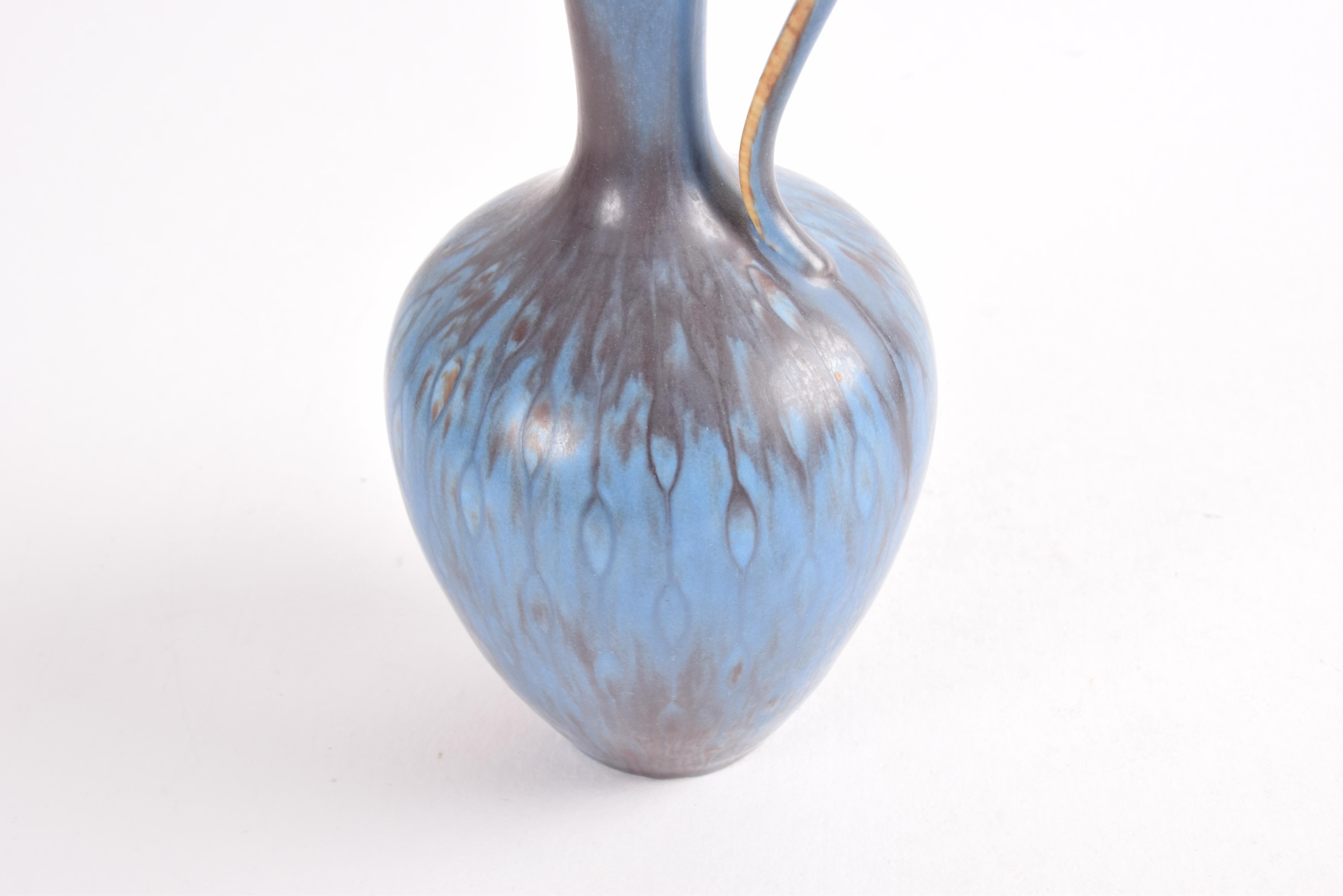Gunnar Nylund per Rörstrand Svezia Vaso con manico blu marrone, Scandinavo anni '50 in vendita 1
