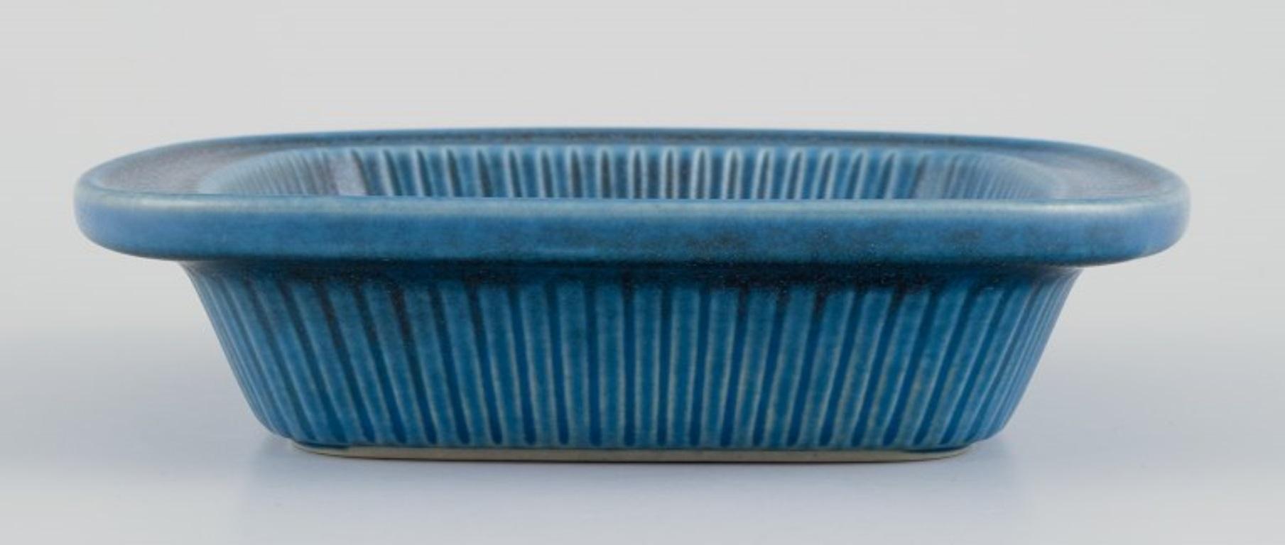 Gunnar Nylund for Rörstrand, Sweden. Low bowl with blue-toned glaze  In Excellent Condition For Sale In Copenhagen, DK