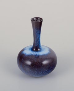 Gunnar Nylund pour Rörstrand, Suède. Vase Miniature au col élancé.