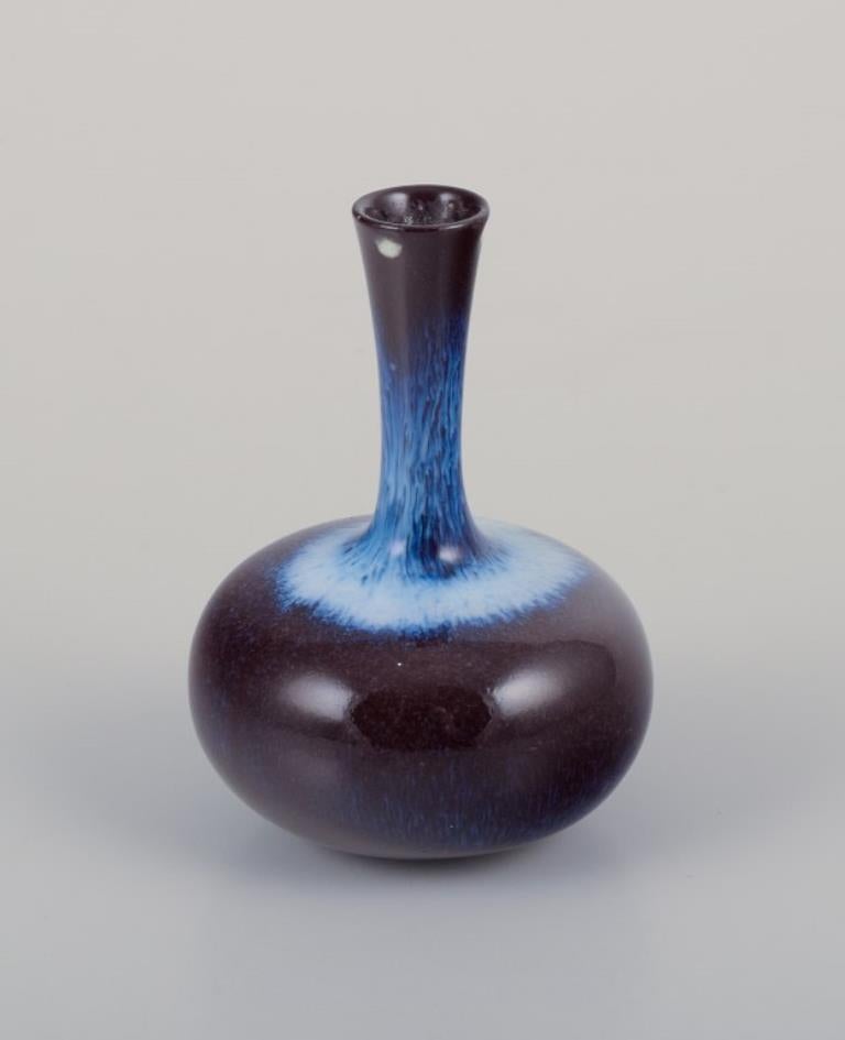 Scandinave moderne Gunnar Nylund pour Rörstrand, Suède. Vase Miniature au col élancé. en vente