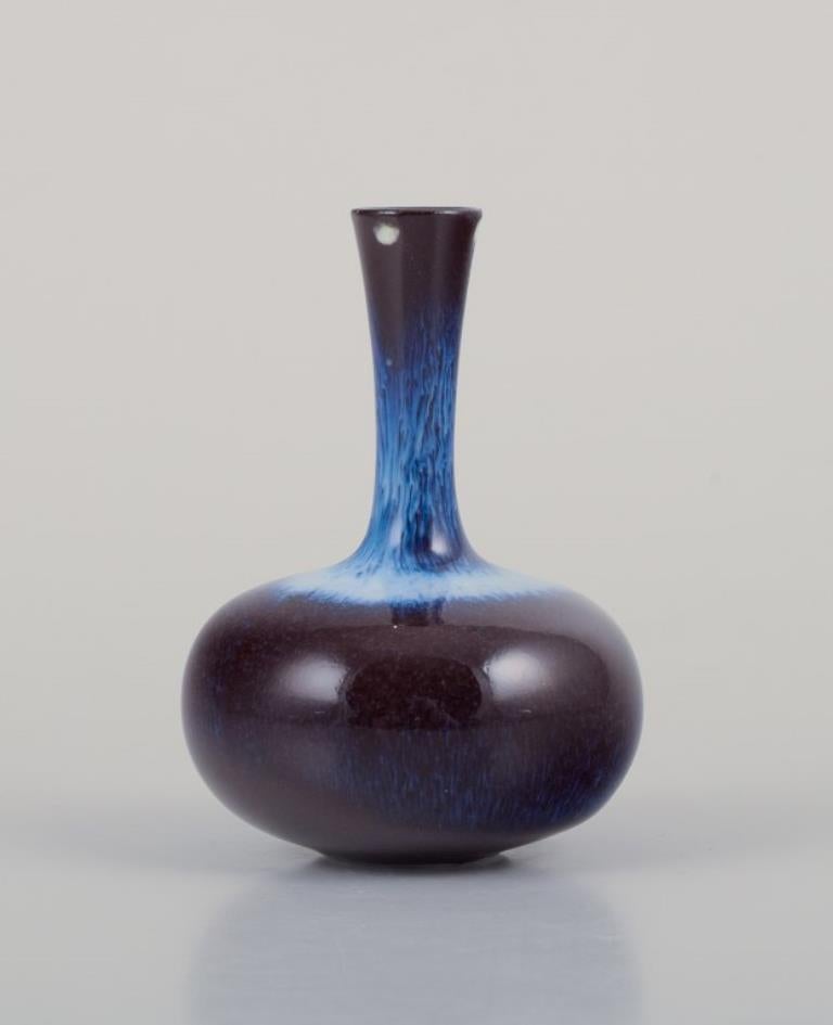 Suédois Gunnar Nylund pour Rörstrand, Suède. Vase Miniature au col élancé. en vente