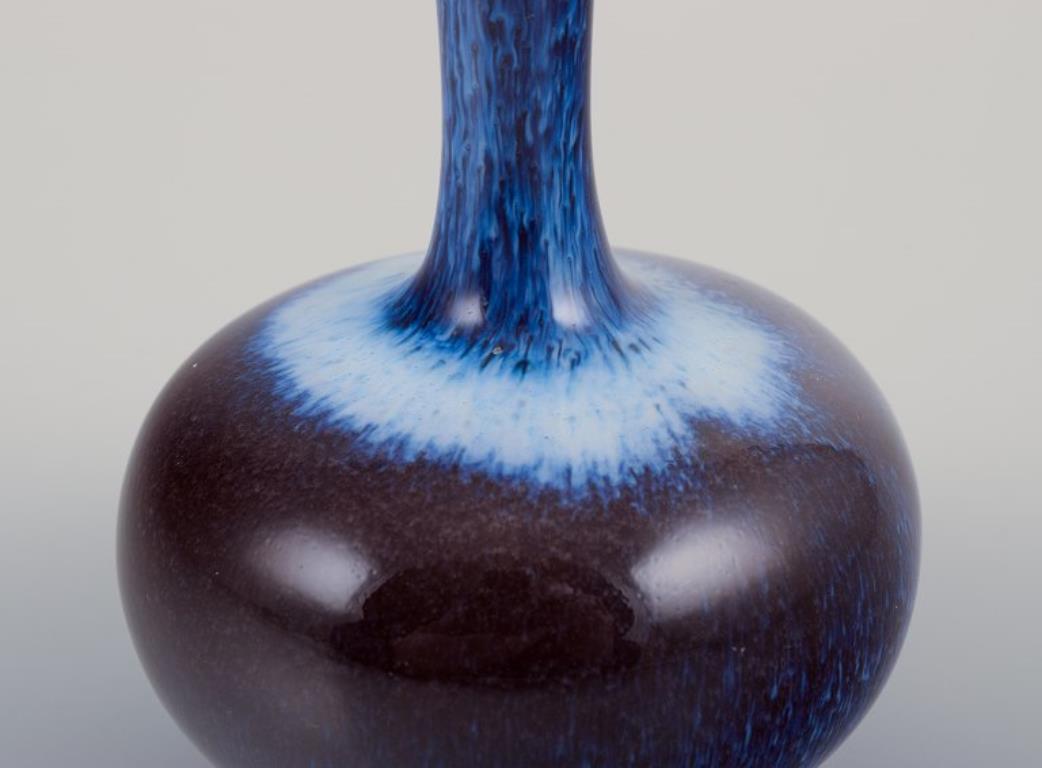 Vernissé Gunnar Nylund pour Rörstrand, Suède. Vase Miniature au col élancé. en vente