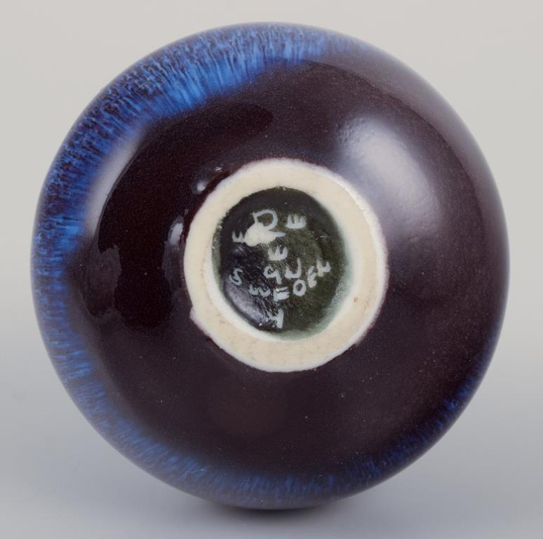 Gunnar Nylund pour Rörstrand, Suède. Vase Miniature au col élancé. Excellent état - En vente à Copenhagen, DK