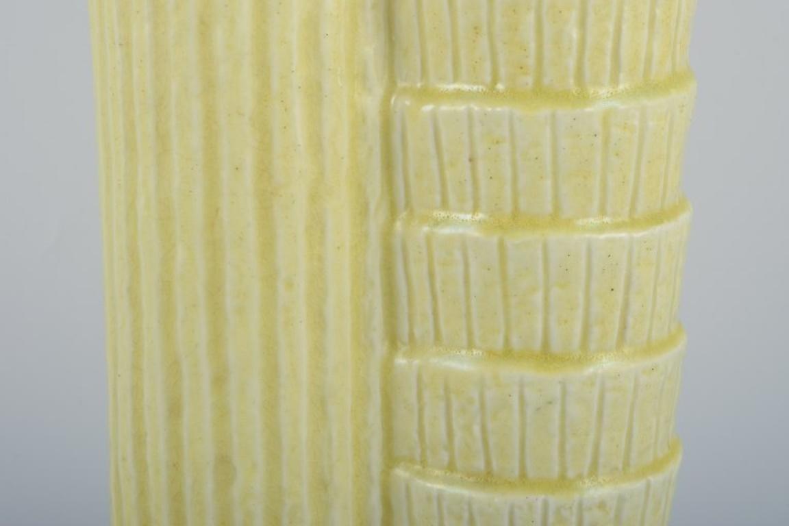Smaltato Gunnar Nylund per Rörstrand, Svezia. Vaso in ceramica in due parti in argilla chamotte in vendita