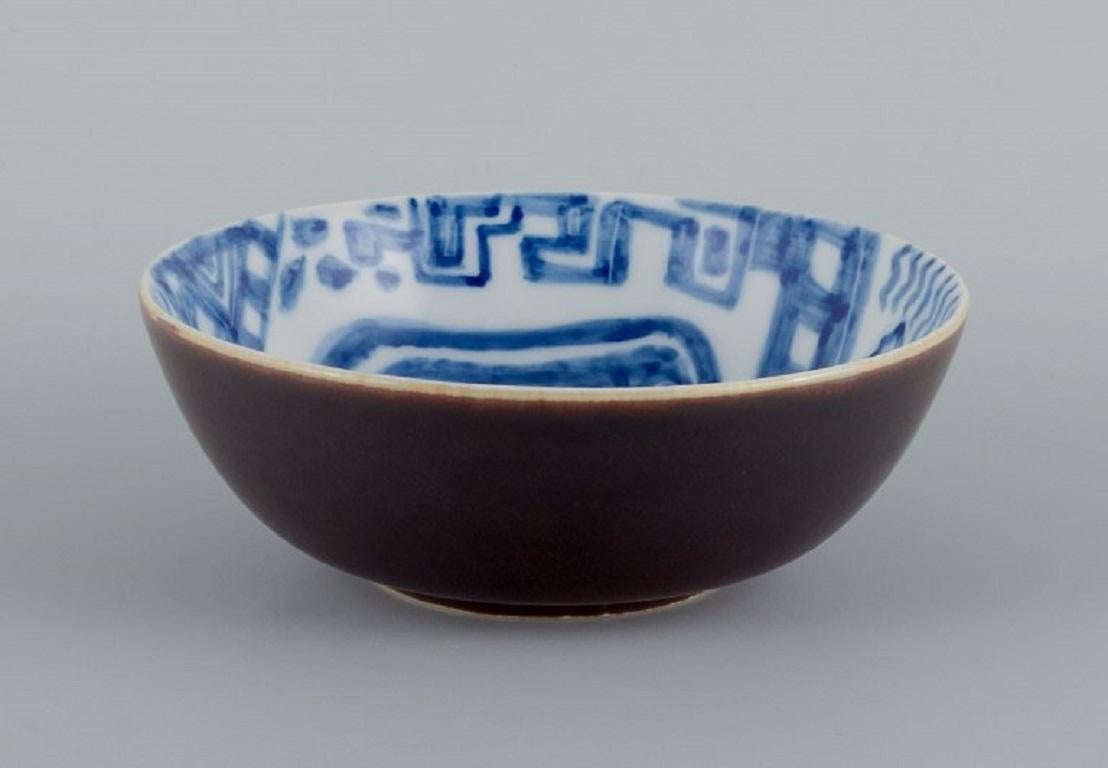 Gunnar Nylund pour Rörstrand, Suède.
Bol unique en céramique peint à la main avec une femme de profil.
Milieu du 20e siècle.
Première qualité d'usine.
Signé.
Mesure : D 15,0 x H 5,5 cm.