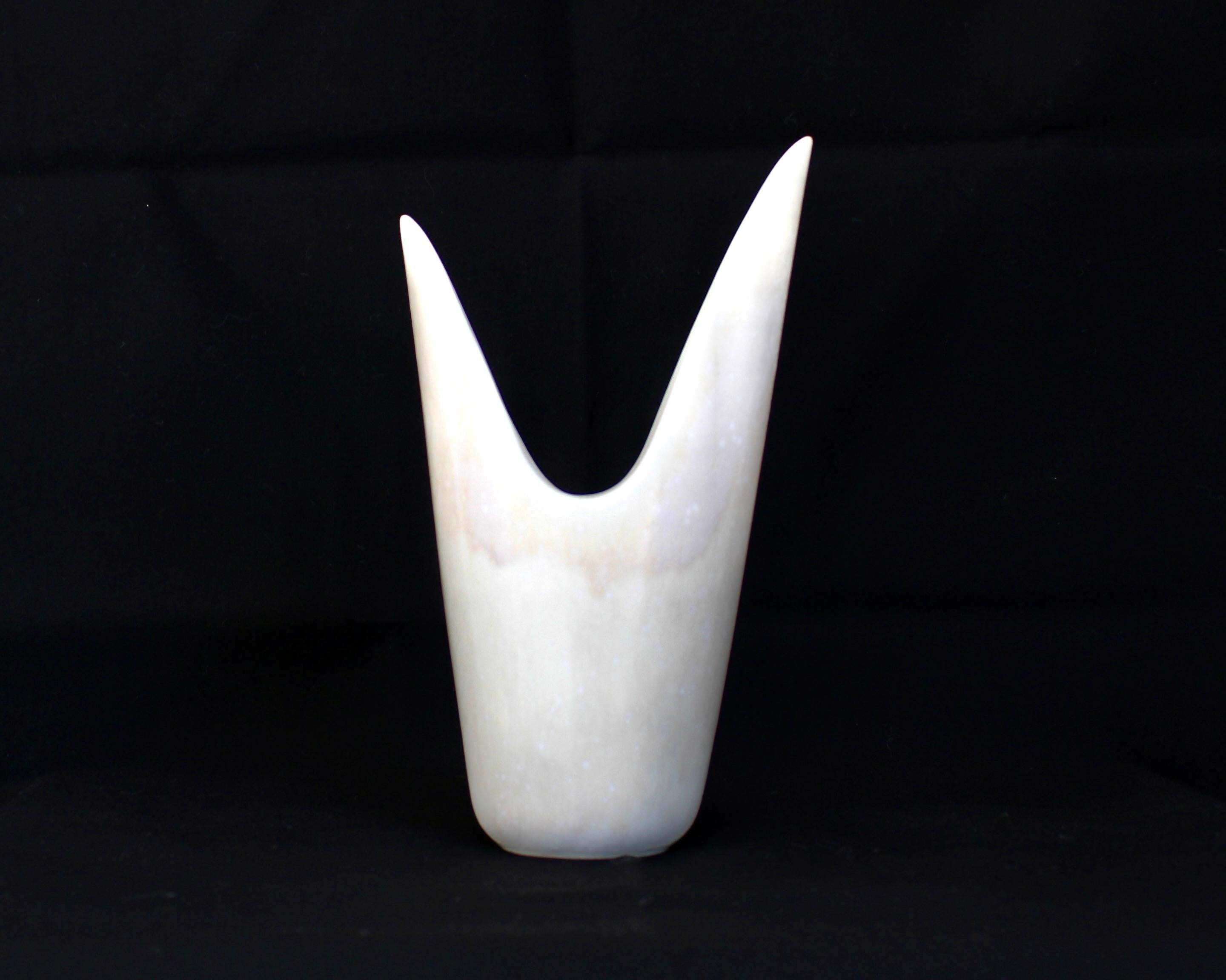 Vase ARO en céramique créé et dessiné par Gunnar Nylund à l'usine de Rörstrand dans les années 1950, en Suède.
La glaçure de la fourrure de lièvre crème se décompose en pêche pâle. Excellent état. Pas de chips. Marqué comme étant de 1ère qualité.