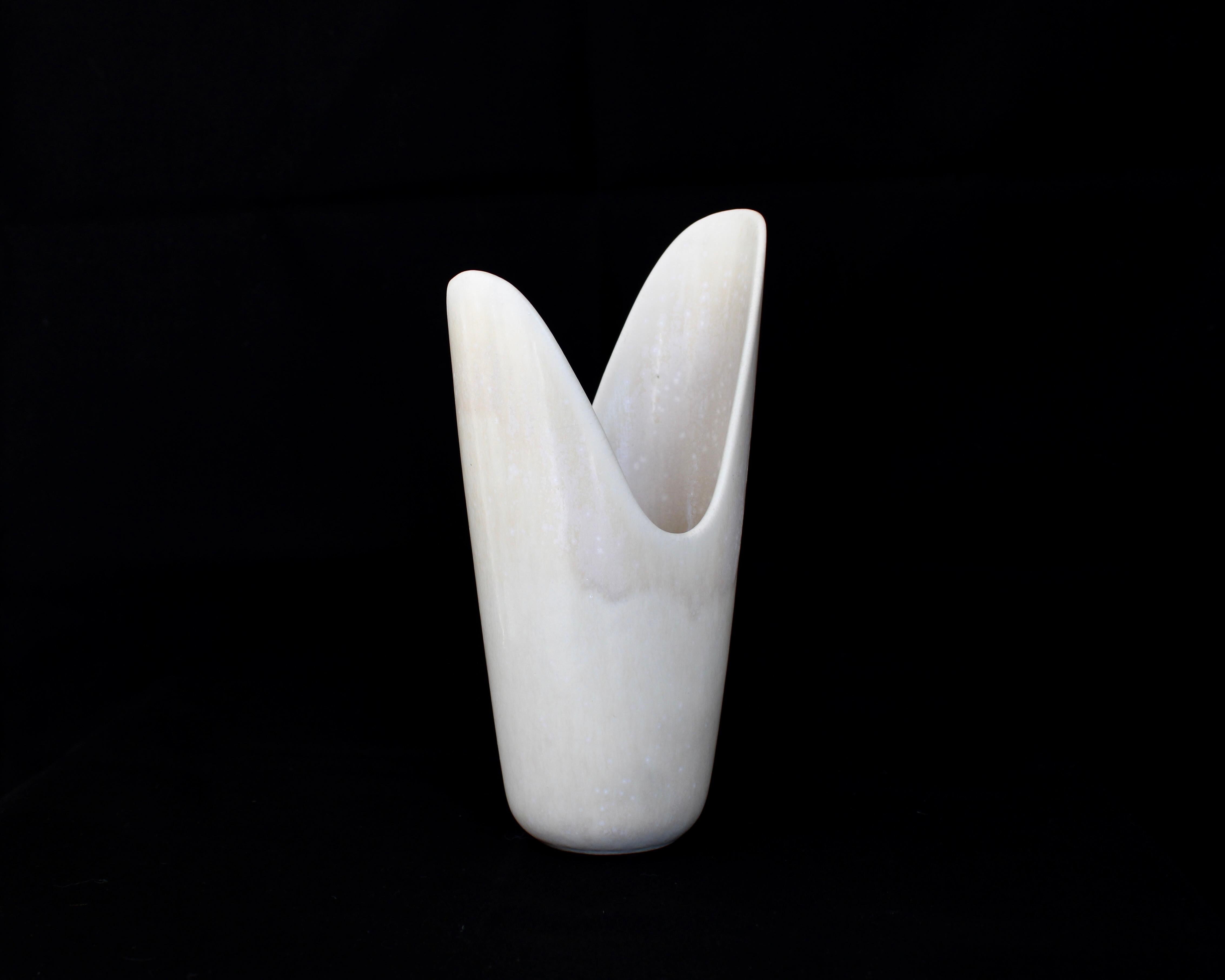 Mid-Century Modern Gunnar Nylund for Rörstrand Swedish Cream Vase ARO circa 1950 en vente
