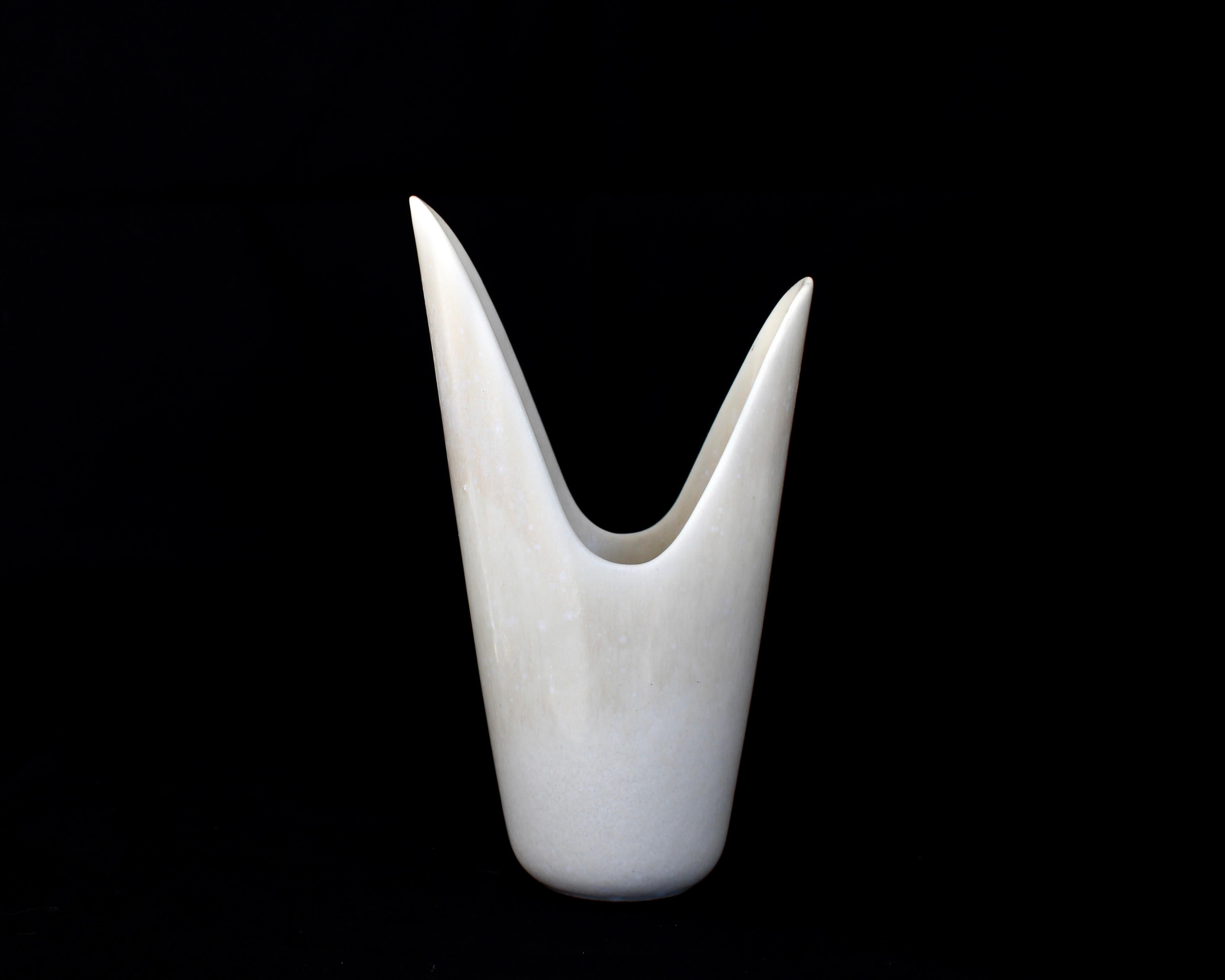 Gunnar Nylund for Rörstrand Swedish Cream Vase ARO circa 1950 Bon état - En vente à Chicago, IL
