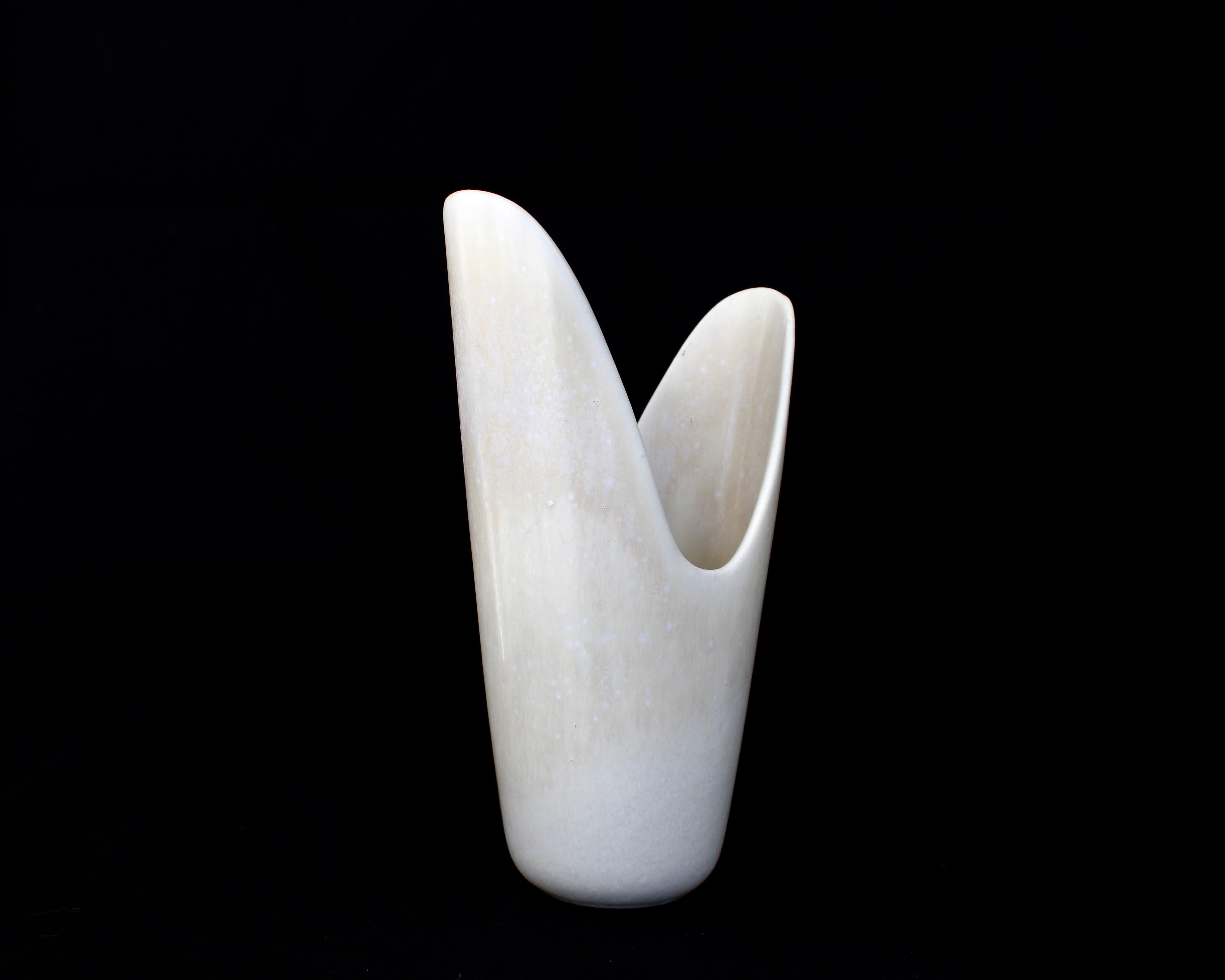 Milieu du XXe siècle Gunnar Nylund for Rörstrand Swedish Cream Vase ARO circa 1950 en vente