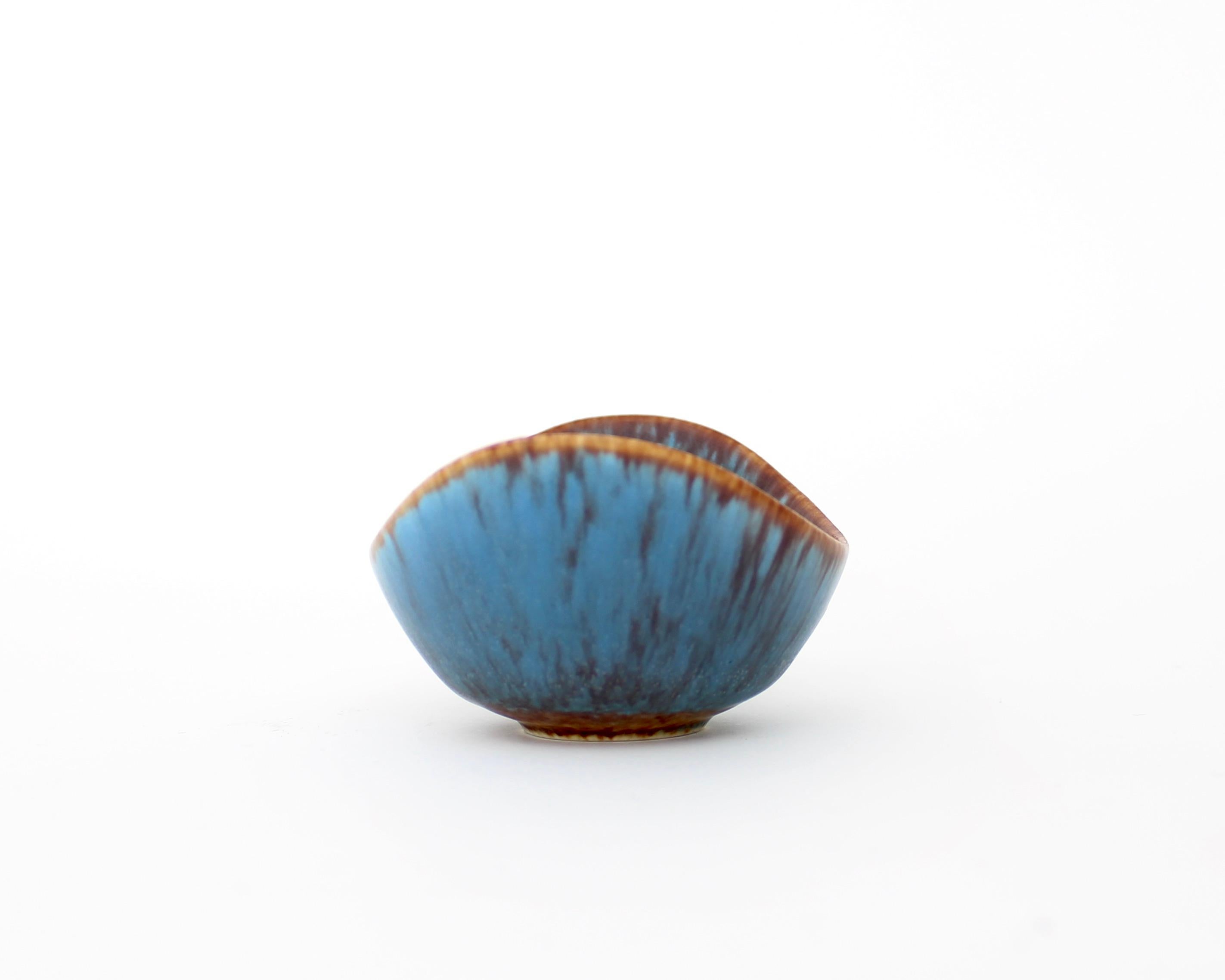 Small size ARO bowl created and designed by Gunnar Nylund at the Rörstrand Factory in the 1950s, Sweden.
Blue hares fur glaze breaking to browns along the lip edge. Excellent condition. No chips.