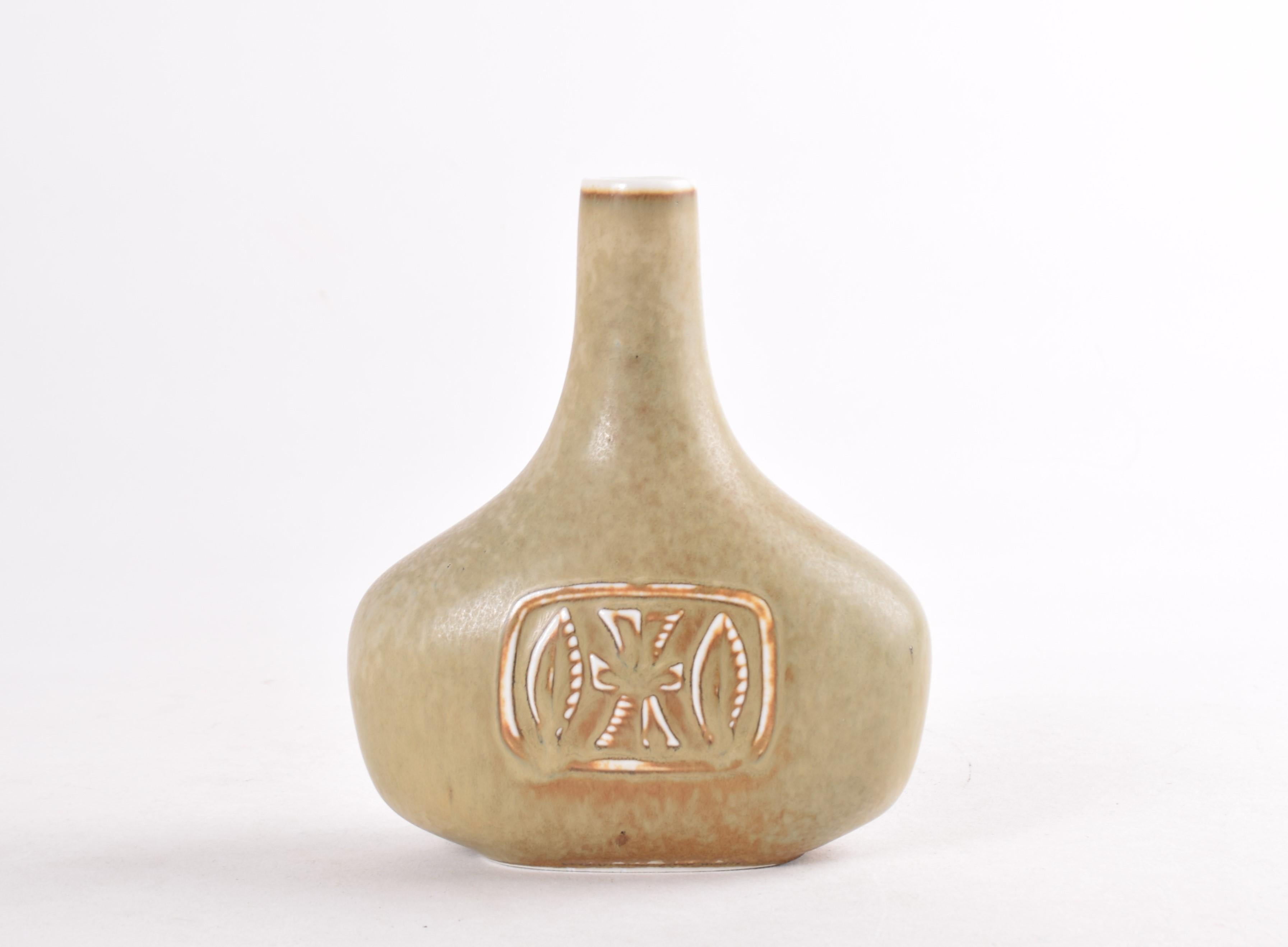 Scandinavian Mid-century vase by Swedish designer Gunnar Nylund (1904-97) for Rörstrand, Sweden. Made ca 1950s to 1960s.

The bottle shaped vase has a haresfur glaze in light olive green beige with a little ochre.

The vase is fully marked on bottom