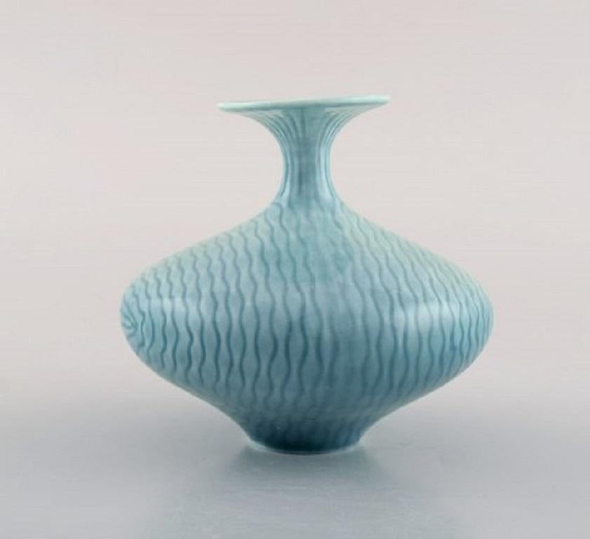 Gunnar Nylund for Rörstrand. Vase in glazed ceramics. Beautiful turquoise glaze, 1960s.
Stamped.
Measures: 10 x 9 cm.
In very good condition.