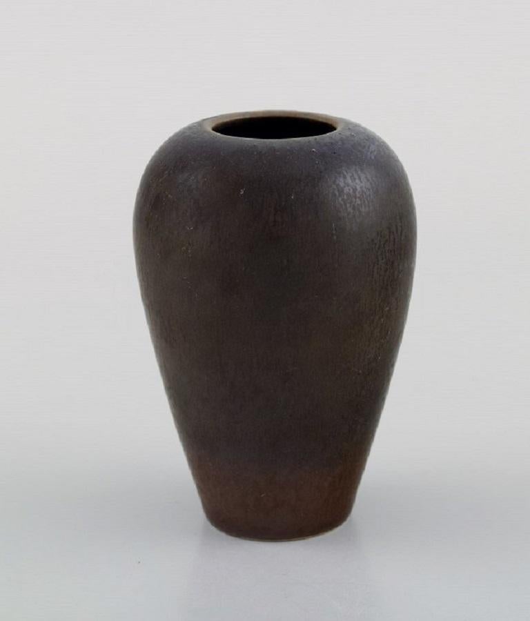 Gunnar Nylund for Rörstrand. vase in glazed ceramics. Beautiful glaze in brown shades. Mid-20th century.
Measures: 8.5 cm x 6.2 cm.
In excellent condition.
Signed.
1st factory quality.