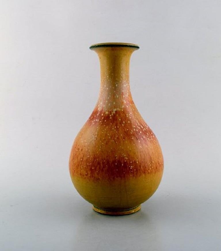 Gunnar Nylund for Rörstrand. Vase in glazed stoneware. Beautiful eggshell glaze in light earth tones. 1960s.
Stamped.
Measures: 23 x 14 cm.
In very good condition. 2nd factory quality.