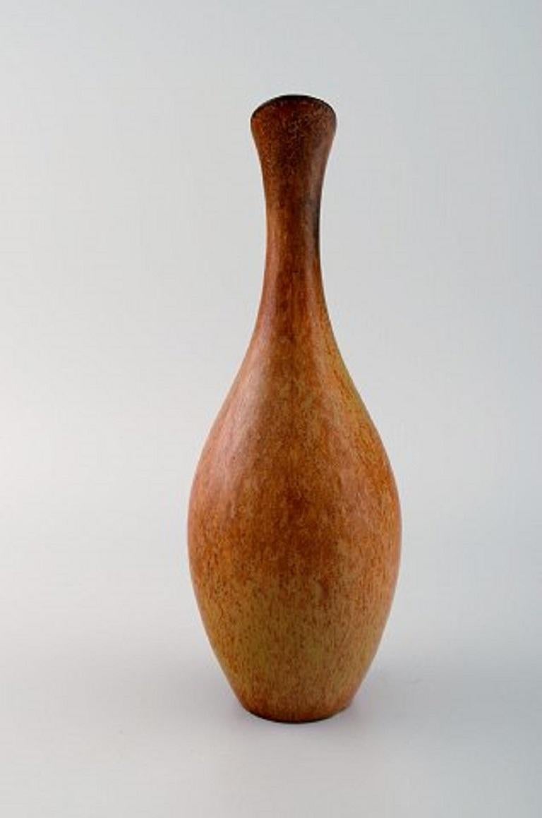 Gunnar Nylund for Rörstrand. Vase with handle in glazed stoneware. Beautiful glaze in light brown shades, 1960s.
Stamped.
Measures: 25.5 x 9.5 cm.
In excellent condition. 1st factory quality.