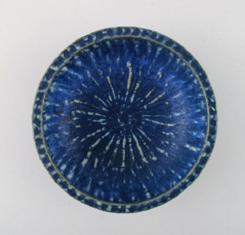 Gunnar Nylund for Rørstrand. 
Bowl in glazed ceramics. Beautiful blue glaze. 
Mid-20th century.
Measures: 16.5 x 6 cm.
In perfect condition.
Stamped.