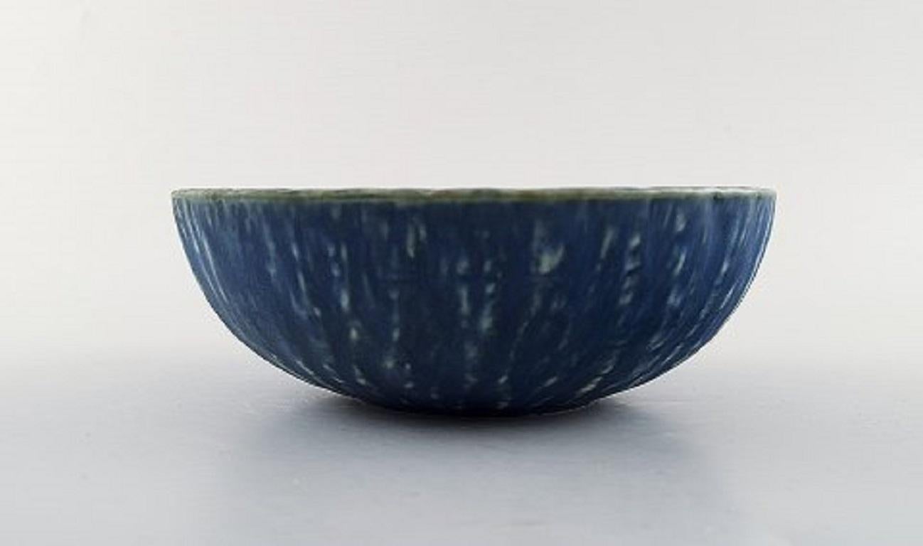 Scandinavian Modern Gunnar Nylund for Rørstrand. Bowl in glazed ceramics. Mid-20th C. For Sale