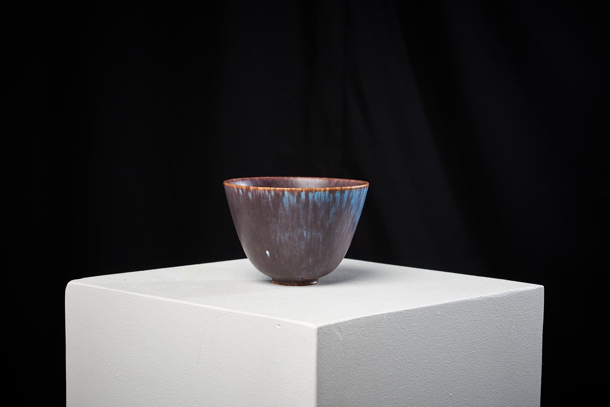 Scandinavian modern stoneware bowl made by Gunnar Nylund for Rörstrand, Sweden. The model is named 