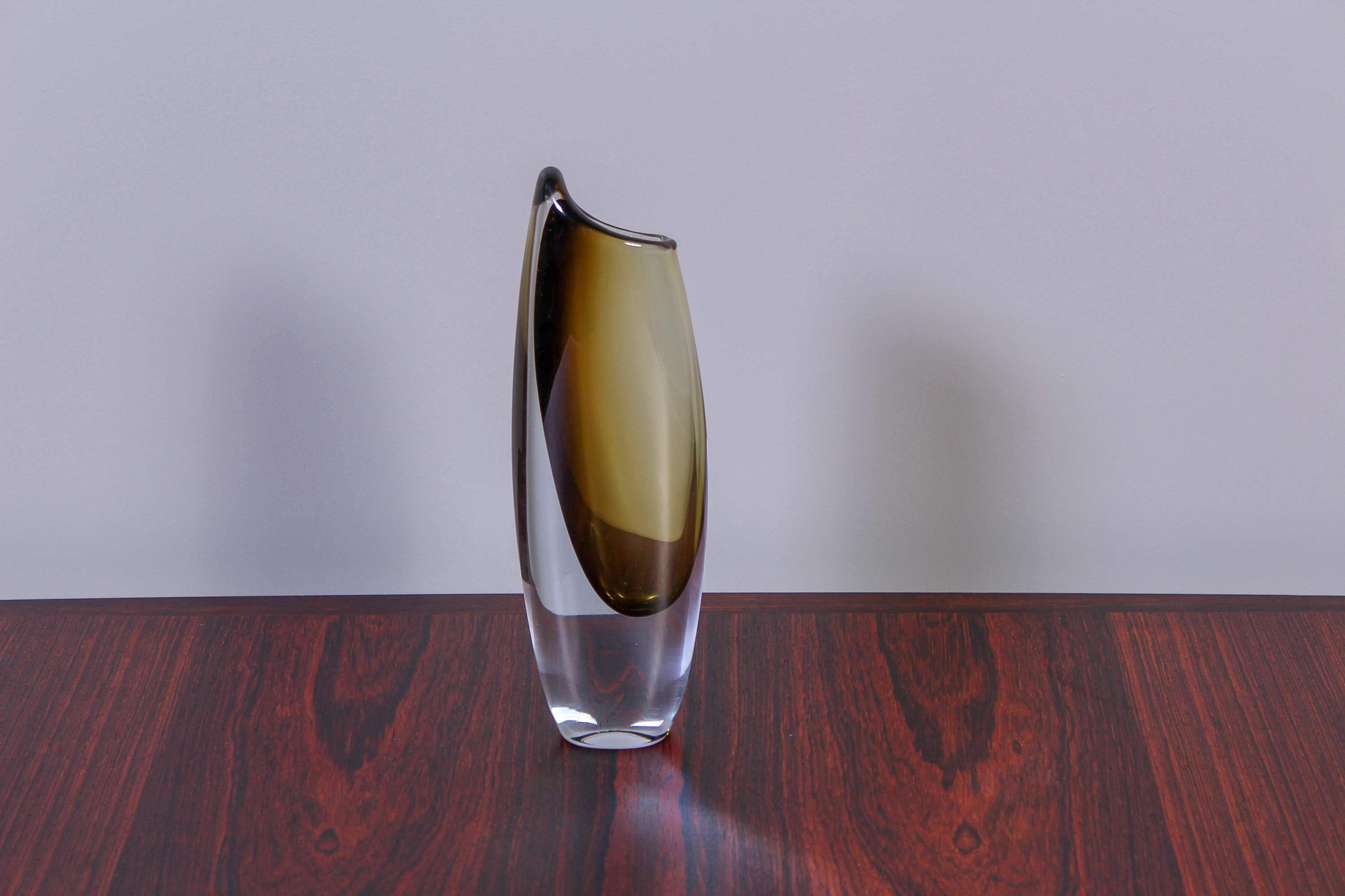 A midcentury glass vase by Swedish designer Gunnar Nylund in the 1950s. Produced by Swedish glass manufacturer Strömbergshyttan. Great design and in excellent vintage condition.