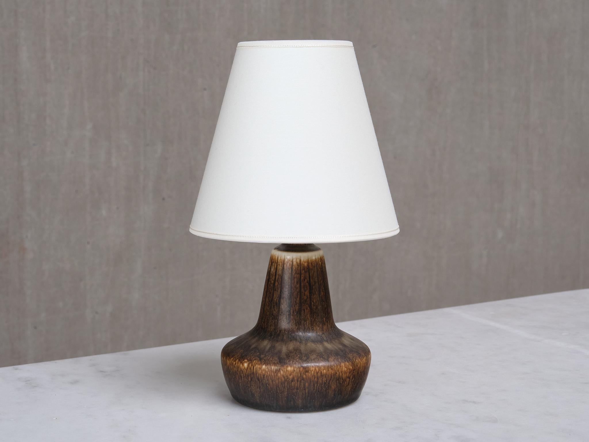 Questa rara lampada da tavolo fu disegnata da Gunnar Nylund e prodotta da Rörstrand in Svezia negli anni '60.
La base è contrassegnata sul fondo con il simbolo di Rörstrand (R), 