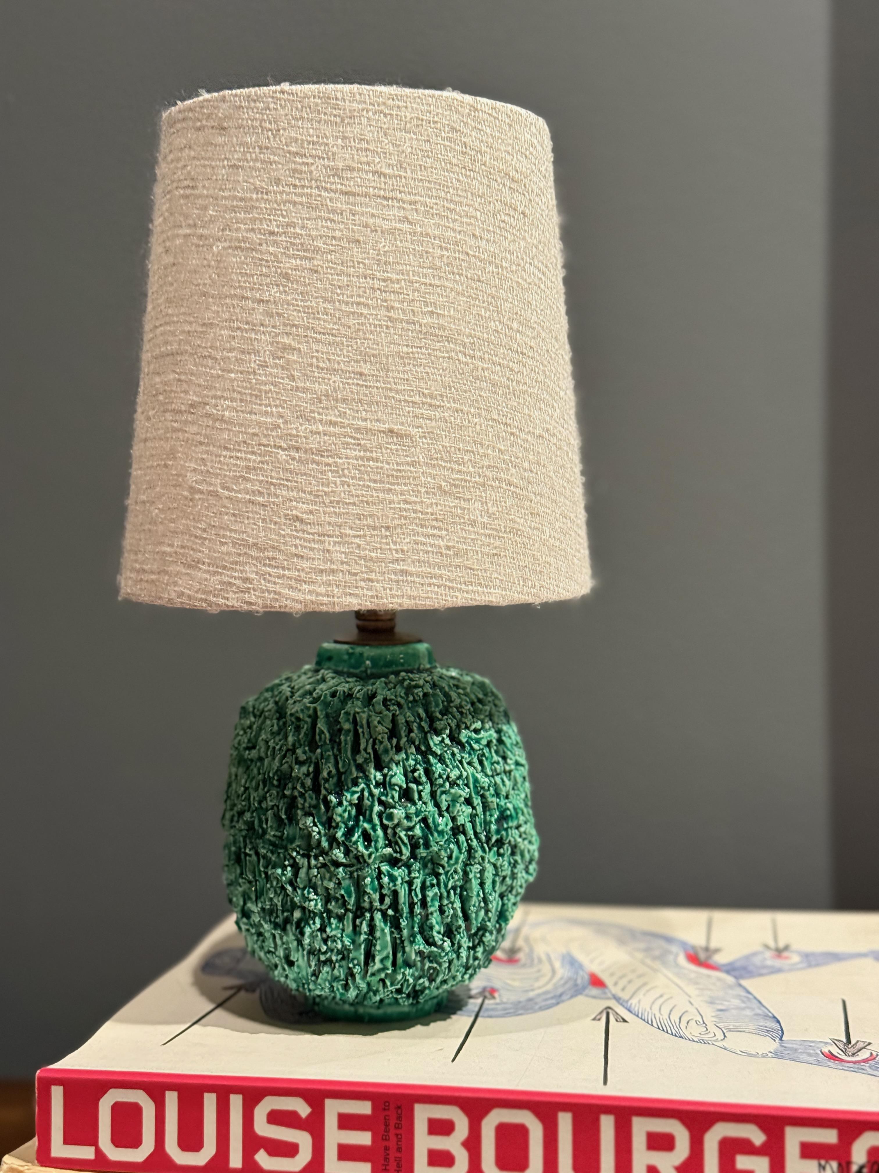 Mid-Century Modern Gunnar Nylund Green Chamotte Stoneware Table Lamp. Rörstrand, 1950s. en vente