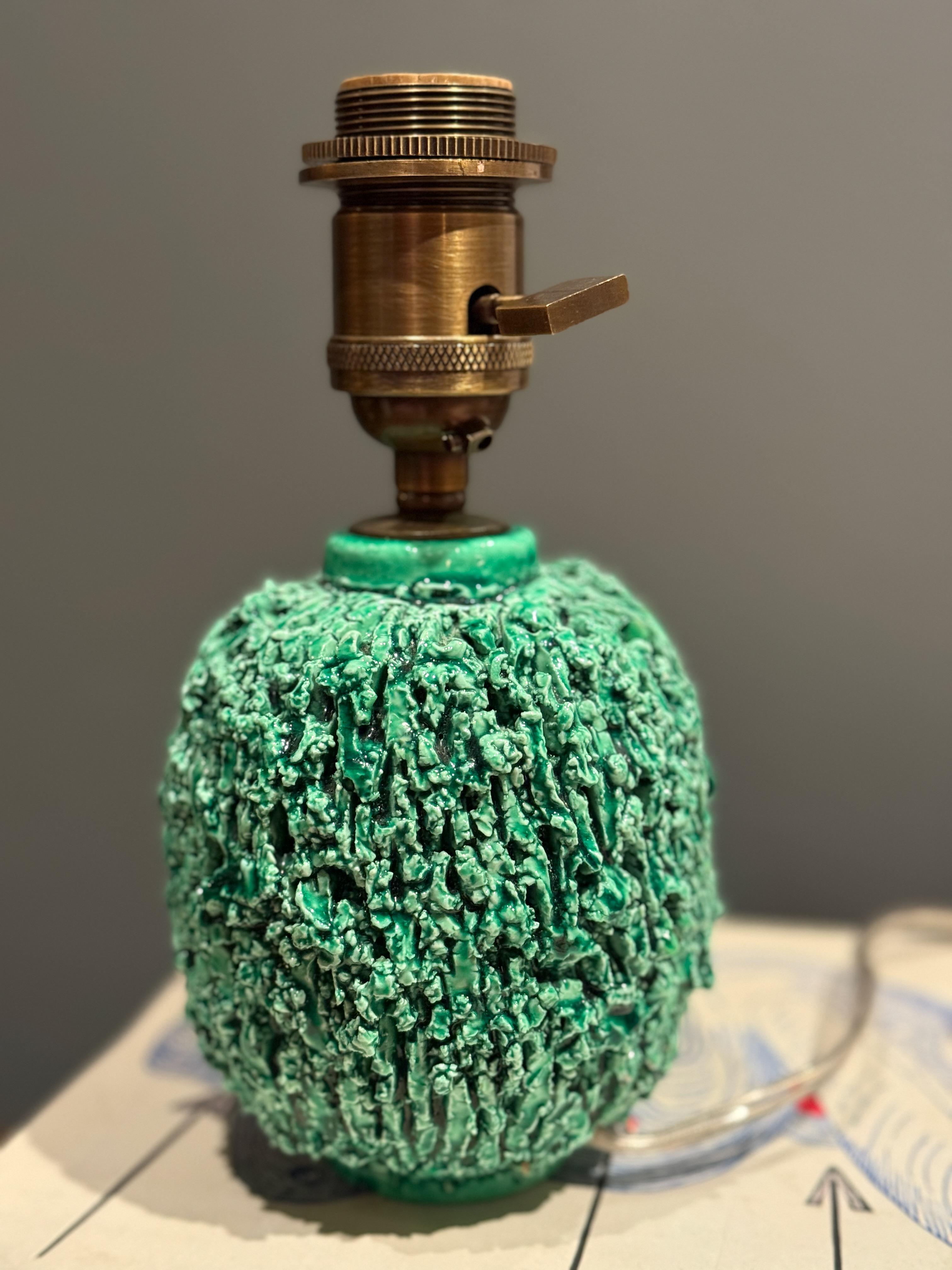 Laiton Gunnar Nylund Green Chamotte Stoneware Table Lamp. Rörstrand, 1950s. en vente