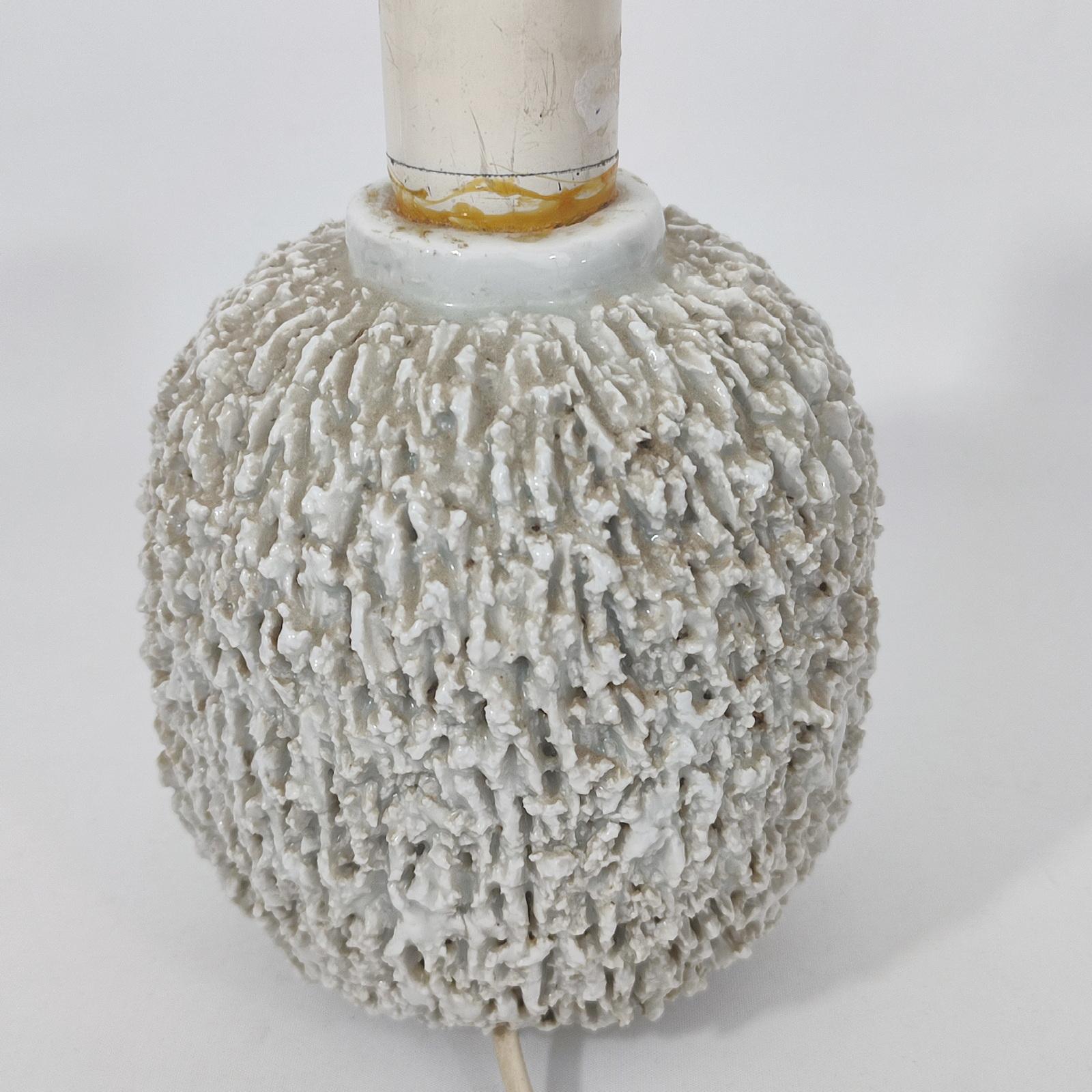 Gunnar Nylund, Erizo Gran Lámpara de Sobremesa de Cerámica Chamotte, Rörstrand, años 50 Glaseado en venta
