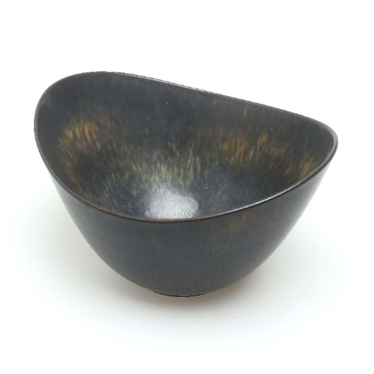 Gunnar Nylund large AXK bowl dark green glaze Rörstrand, Sweden, 1950s

This unique and large stoneware bowl is glazed with Dark Green Hares fur Glaze was made by Rörstrand - and designed by Gunnar Nylund in Sweden, 1950s

Measures: Width 10.6