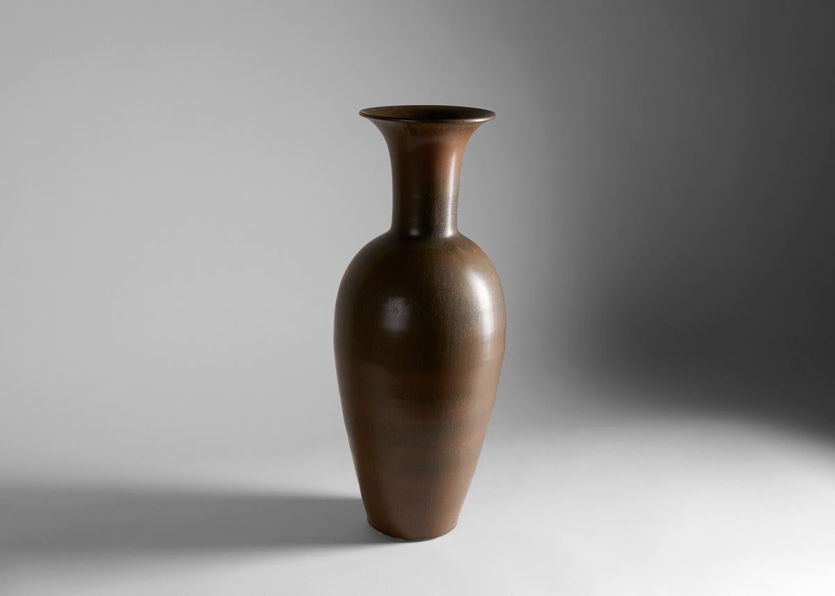 Un vaso di metà secolo splendidamente smaltato eseguito da Gunna Nylund per la Venerabile azienda svedese di ceramiche Rorstrand. Firmato.