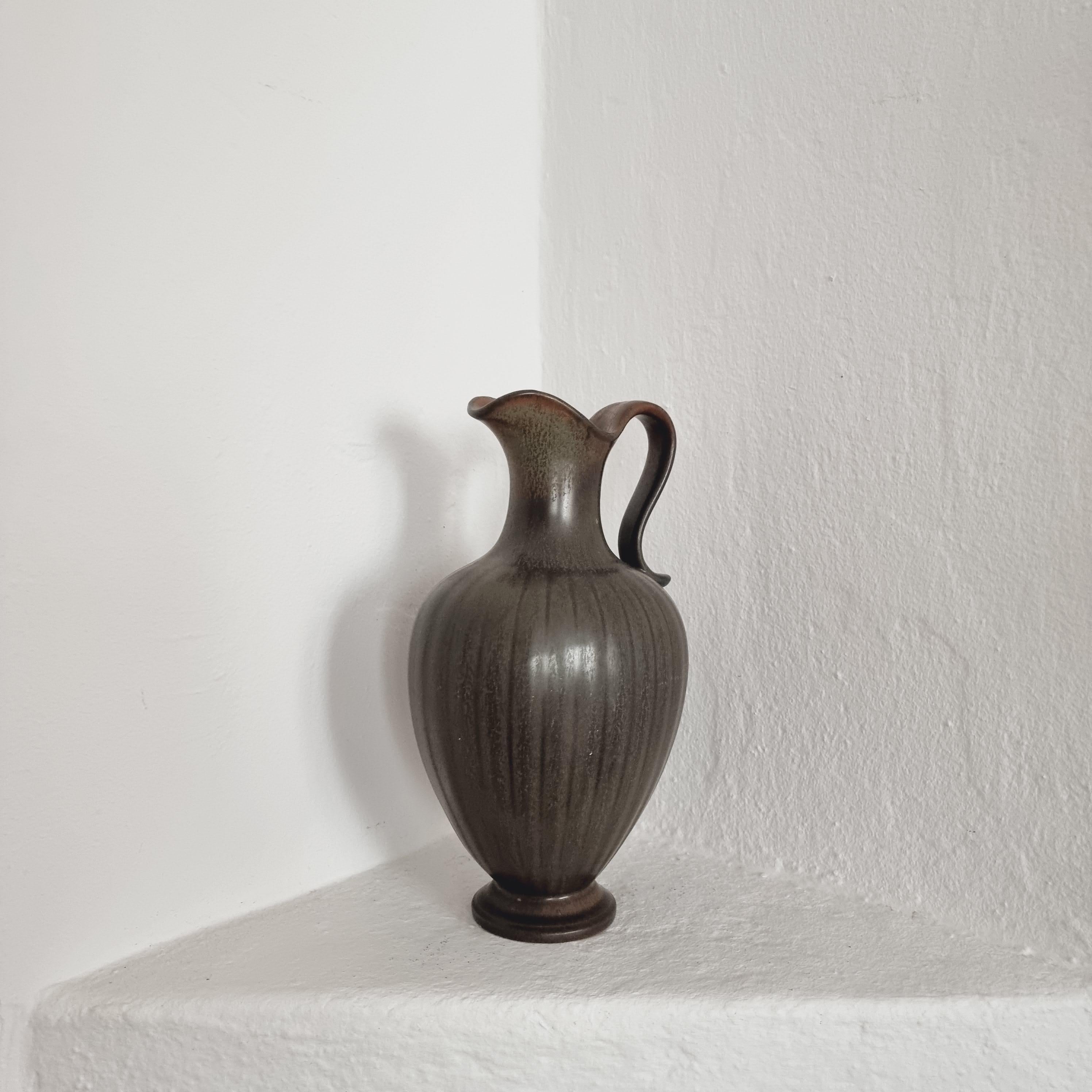 Beautiful decorative carafe / vase in ceramic by Gunnar Nylund for Rörstrand, Sweden, Mid-1900s. 

Signed. In good condition, normal minimal makers defects and smaller signs of age and wear. 

.