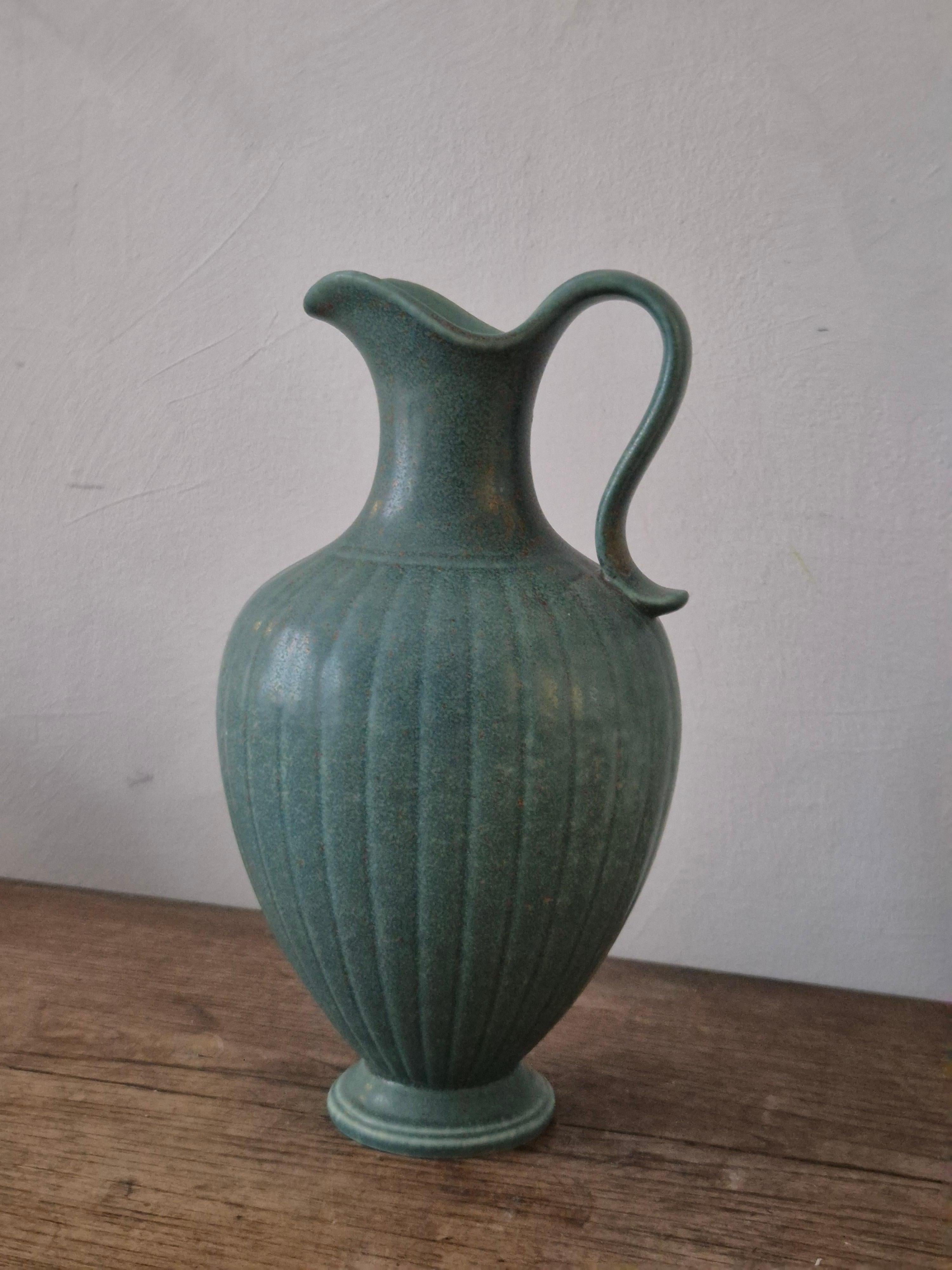 Beautiful decorative carafe / vase in ceramic by Gunnar Nylund for Rörstrand, Sweden, Mid-1900s. 

Signed. In good condition, normal minimal makers defects and smaller signs of age and wear. 

.