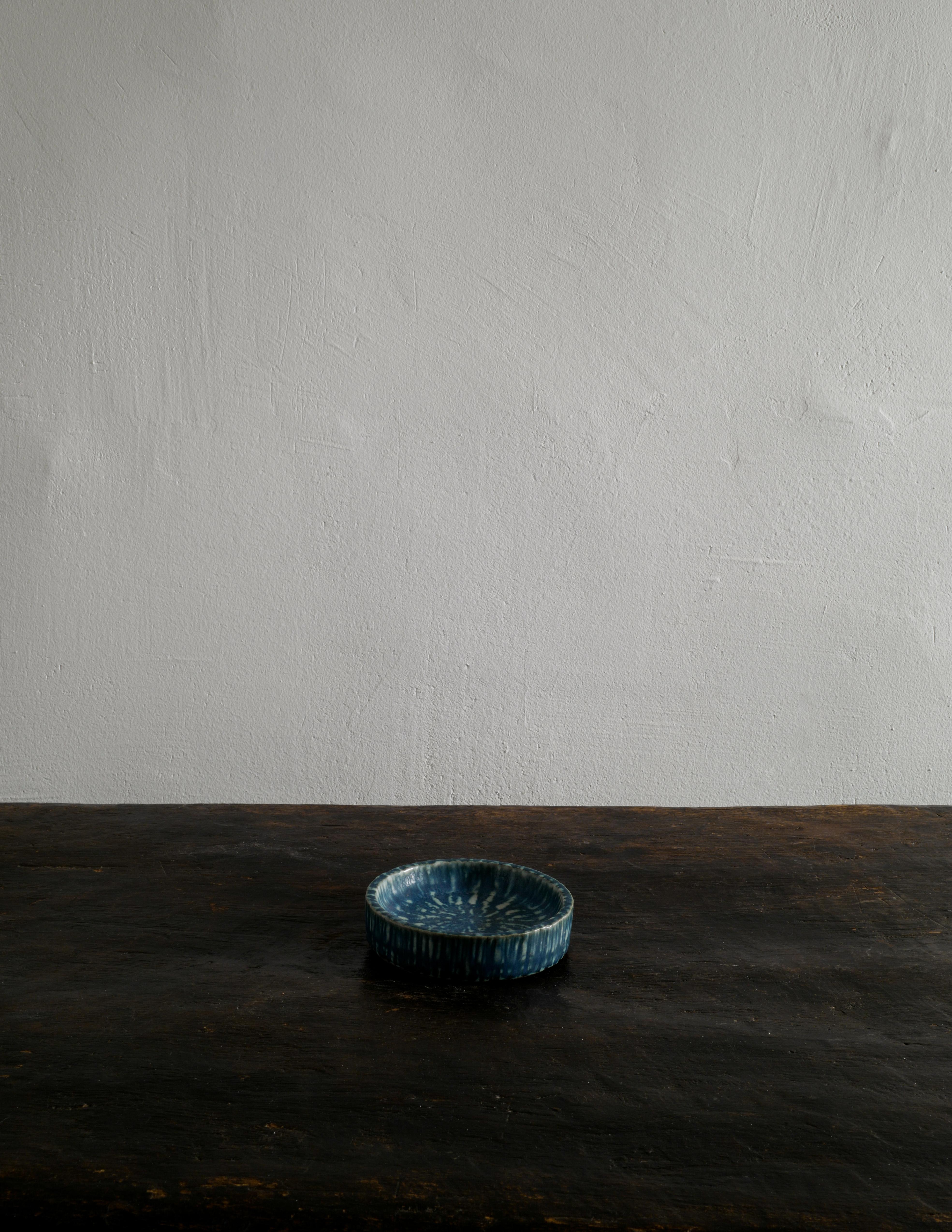 Rare and beautiful ashtray / bowl by Gunnar Nylund in dark turquoise glaze with produced by Rörstrand, Sweden in the 1950s. In good vintage condition with small signs from age and use. Signed.

Dimensions: Height: 3 cm Diameter: 14 cm.