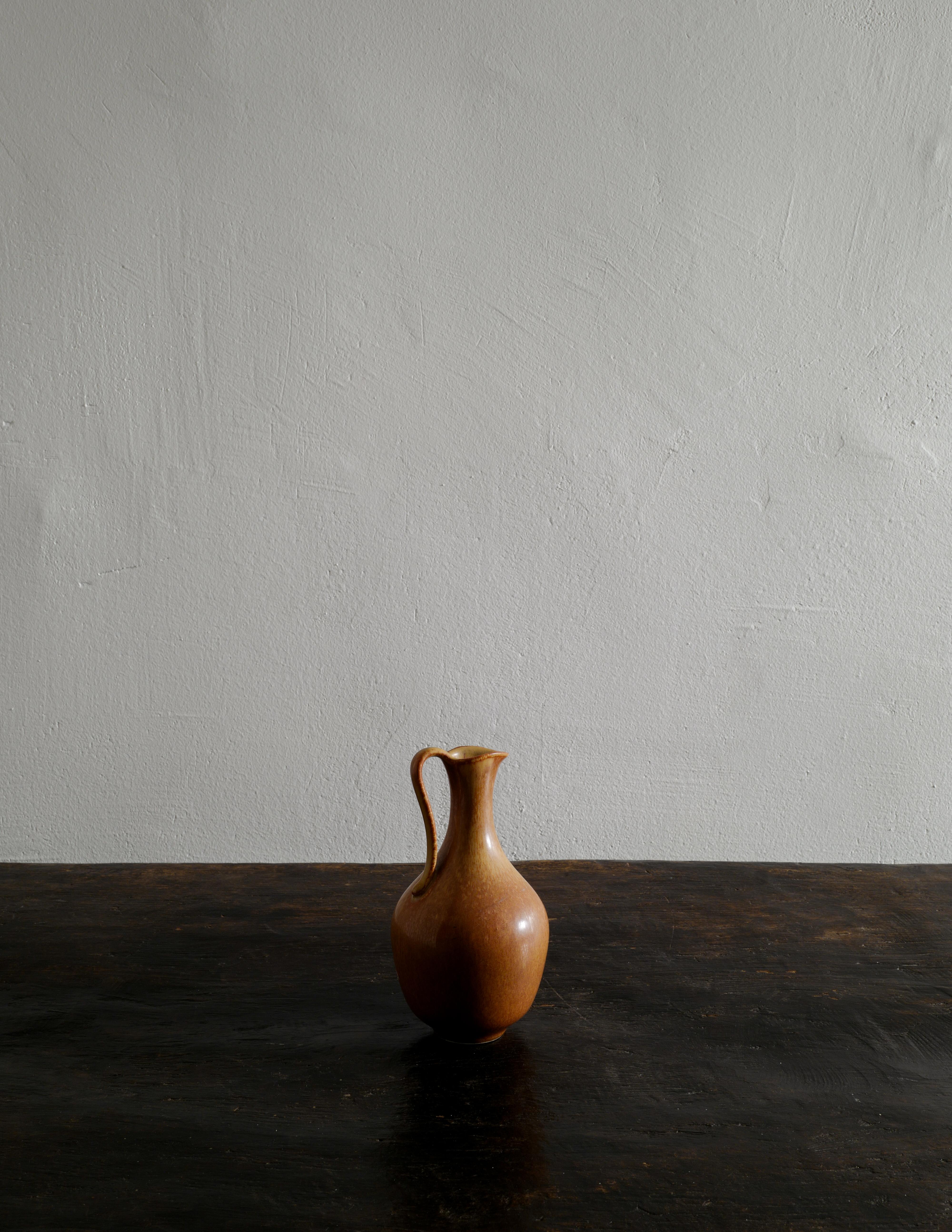 Rare vase-pichet en céramique du milieu du siècle par Gunnar Nylund pour le Studio Rörstrand en Suède, produit dans les années 1950. En bon état vintage avec des signes minimes d'âge et d'utilisation.

Dimensions : H : 18 L : 9,5 cm P : 9,5 cm : H