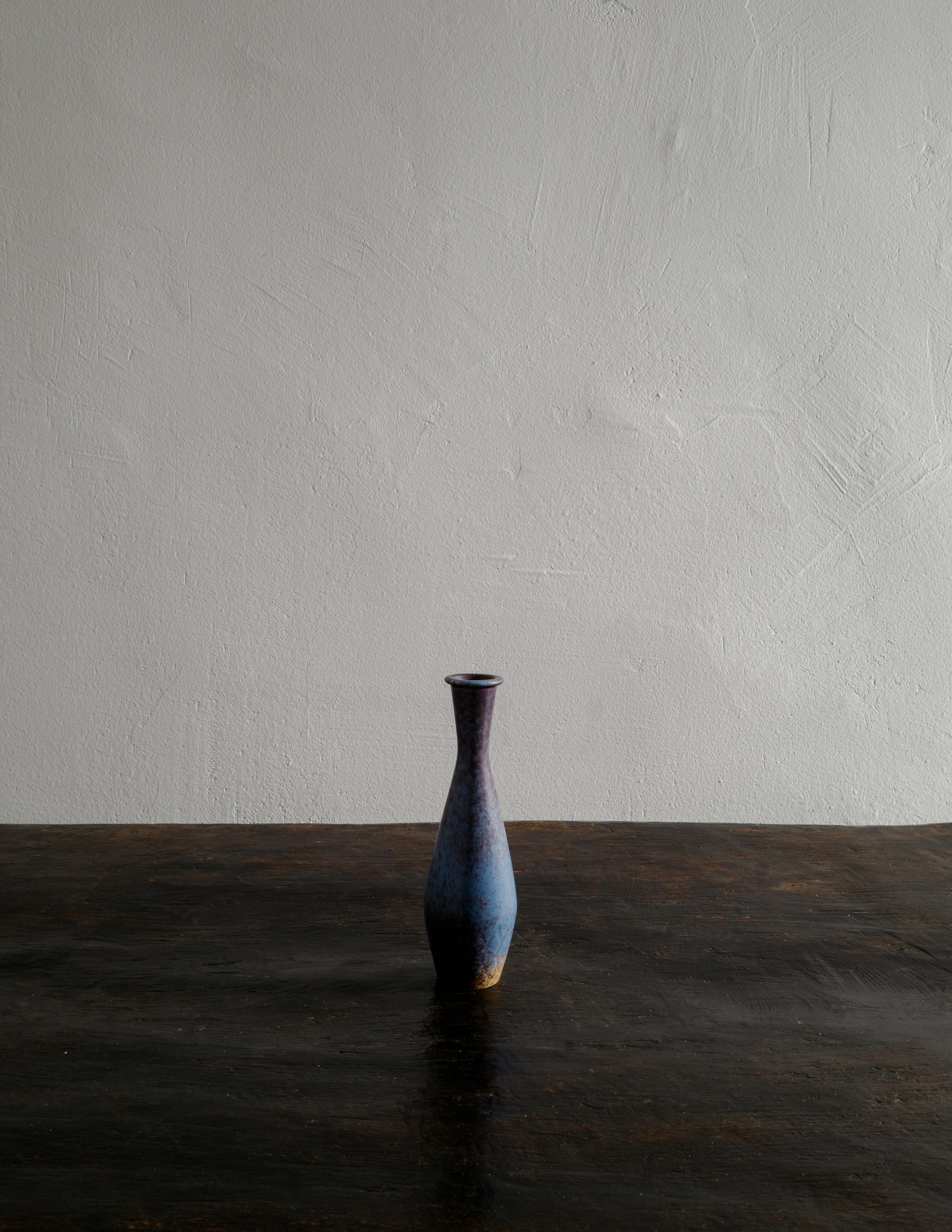 Rare and beautiful vase by Gunnar Nylund in a blue dark brown glaze produced by Rörstrand in the 1950s. In great vintage and original condition with small signs from age and use. Signed. 

Dimensions: H: 19 cm W: 6 cm D: 6 cm.