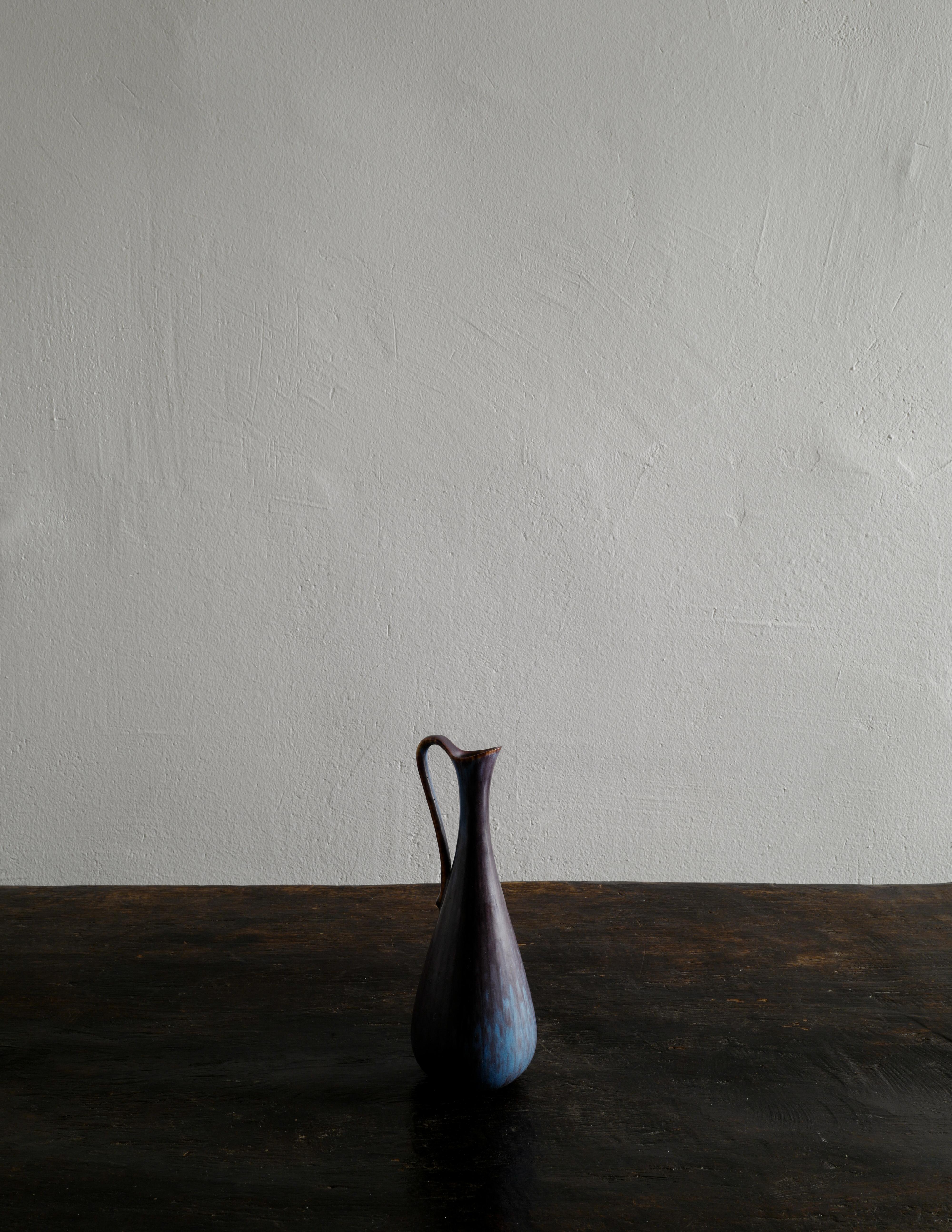 Rare pitcher / jar designed by Gunnar Nylund and produced for Rörstrand in Sweden in the 1950s. In good vintage condition with small signs from age and use. Signed.

Dimensions: Height: 22 cm Diameter: 8 cm.