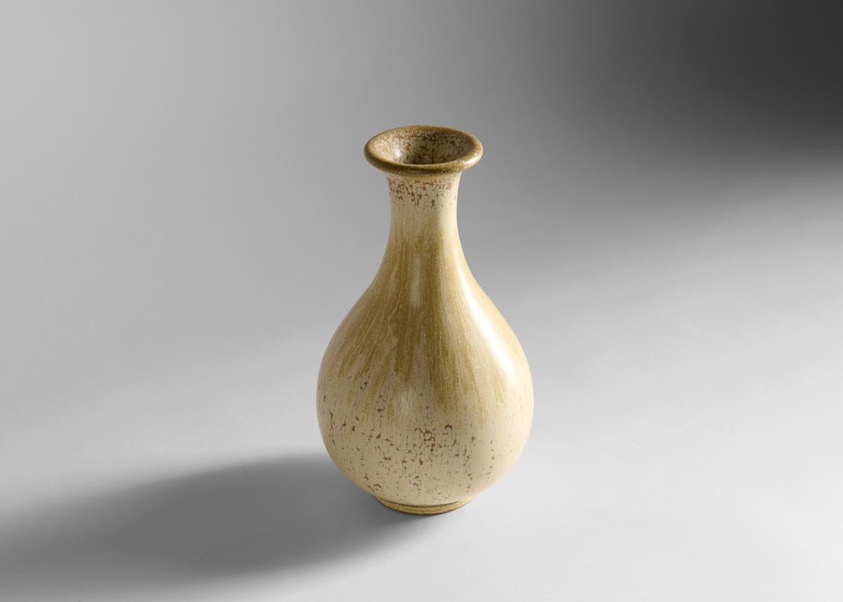 Un vaso di metà secolo splendidamente smaltato eseguito da Gunna Nylund per la Venerabile azienda svedese di ceramiche Rorstrand. Firmato.