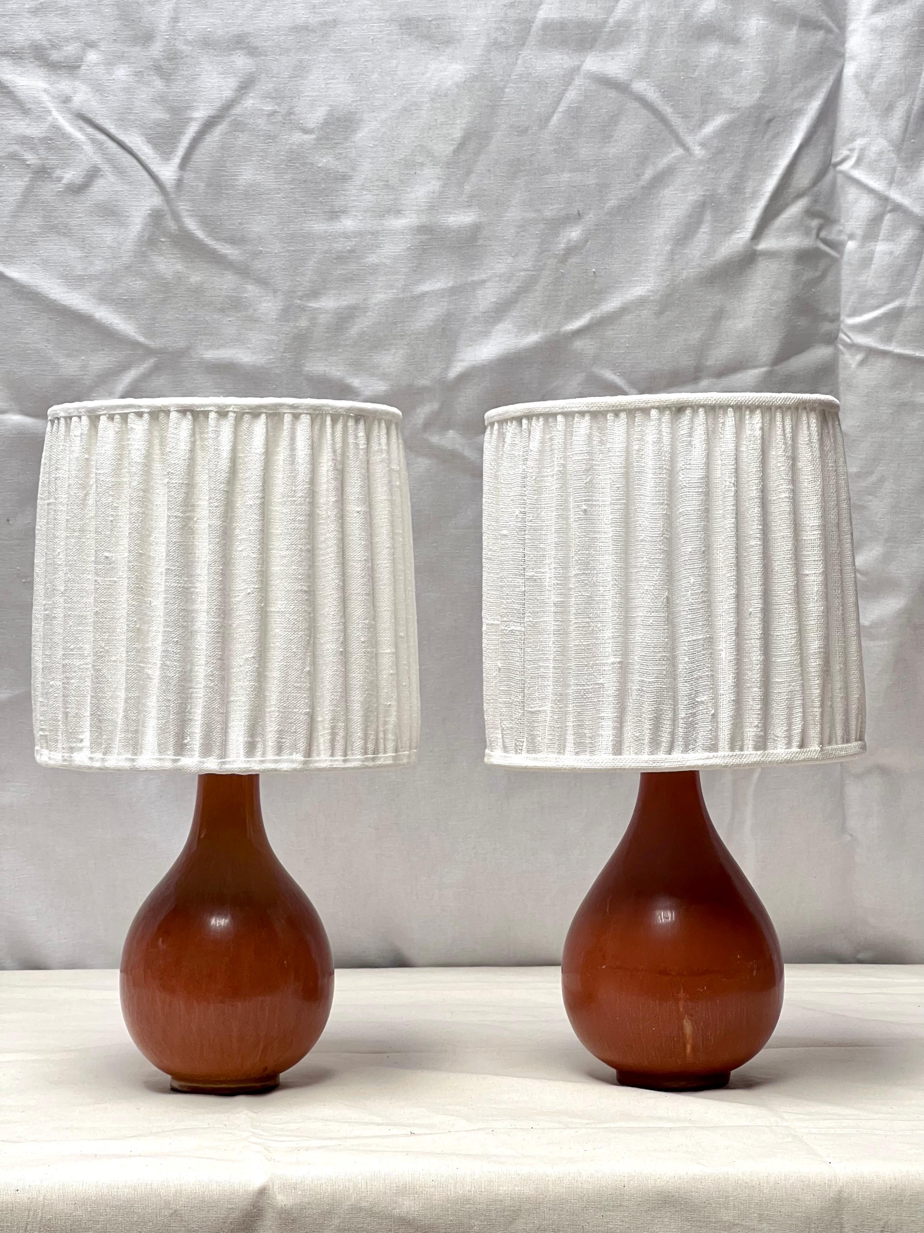 Il s'agit d'une paire de lampes de table élégante et rare. Chaque création faite à la main est unique. Il s'agit donc d'une paire, mais avec de légères différences qui rendent chaque lampe unique. Il s'agit de véritables lampes, et non de vases qui