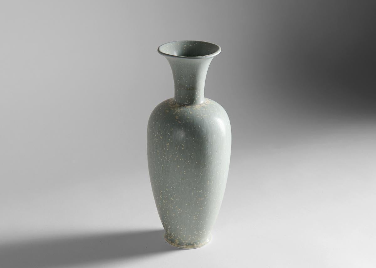 Eine wunderschön glasierte Vase aus der Mitte des Jahrhunderts von Gunna Nylund für das ehrwürdige schwedische Keramikunternehmen Rorstrand. Unterschrieben.