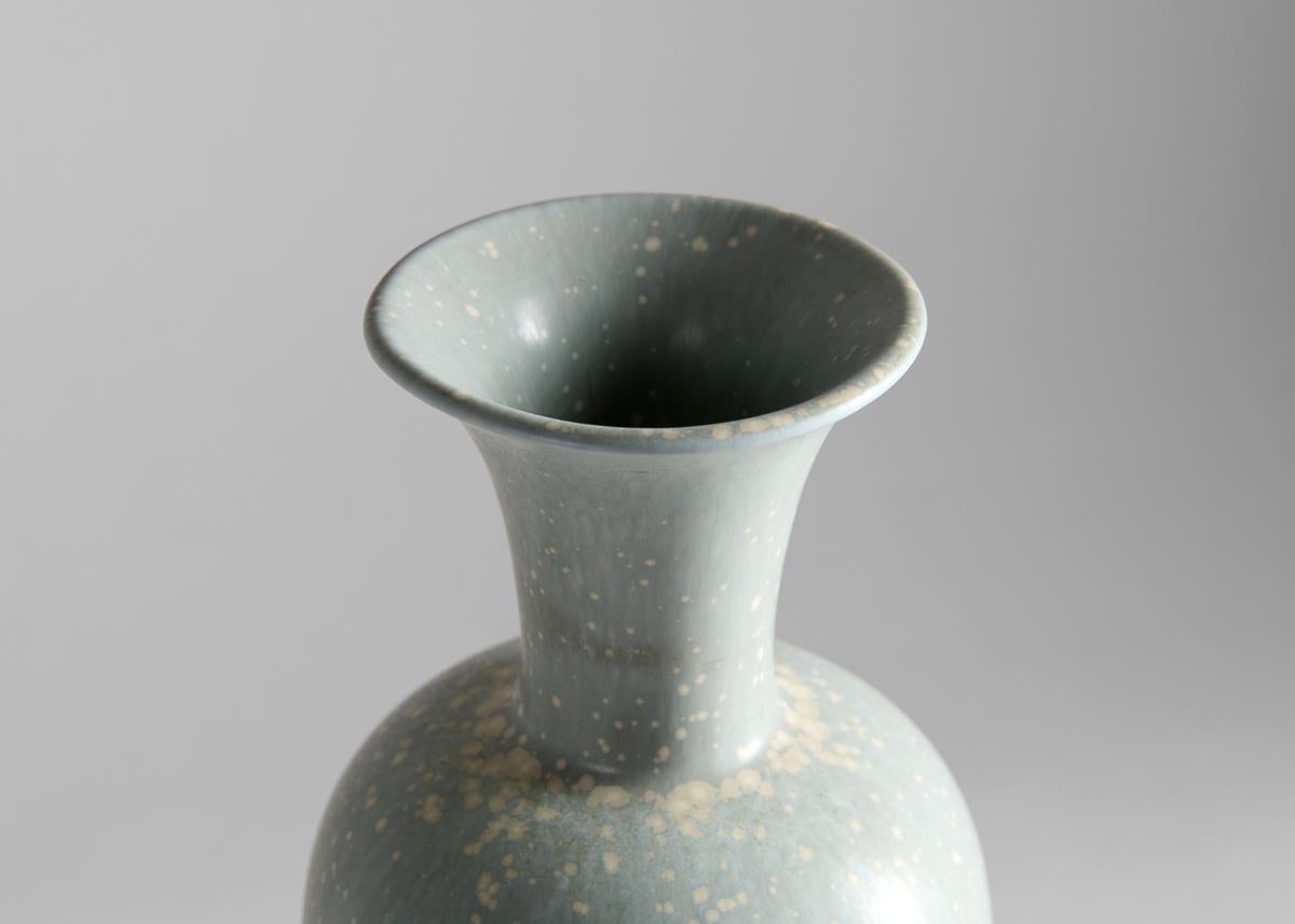 Gunnar Nylund, Blassblaue glasierte Vase, Schweden, 1960er Jahre (Skandinavische Moderne) im Angebot