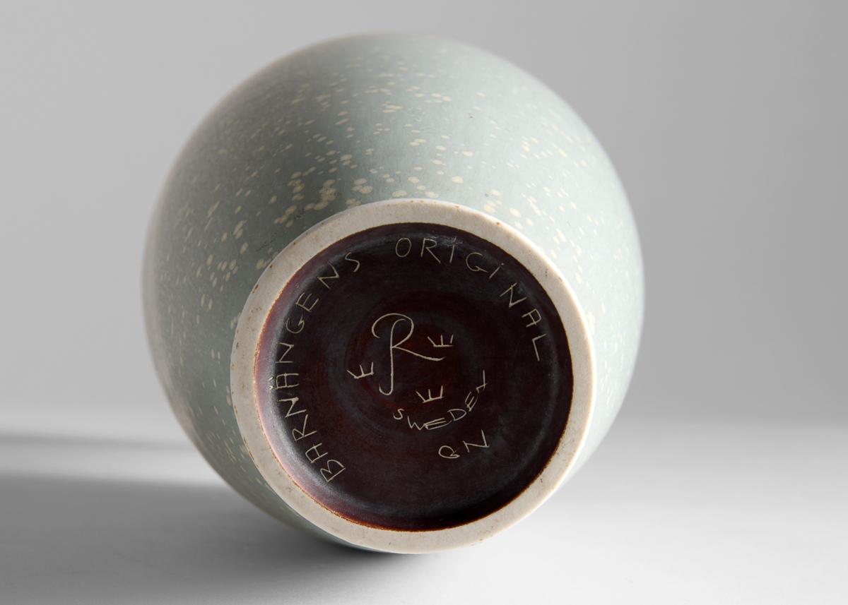 Gunnar Nylund, Blassblaue glasierte Vase, Schweden, 1960er Jahre (Schwedisch) im Angebot